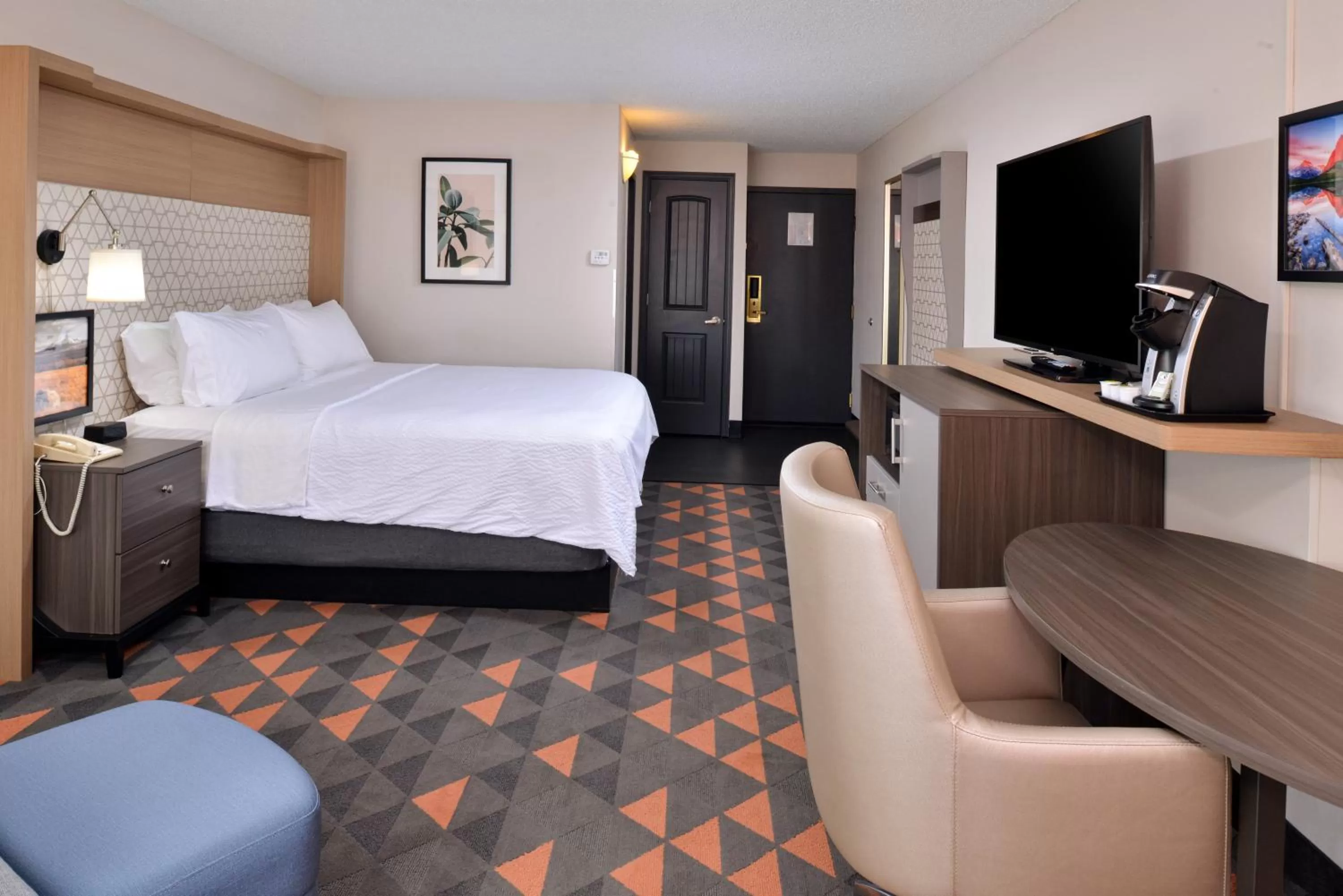 Photo of the whole room, Bed in Holiday Inn Great Falls-Convention Center by IHG