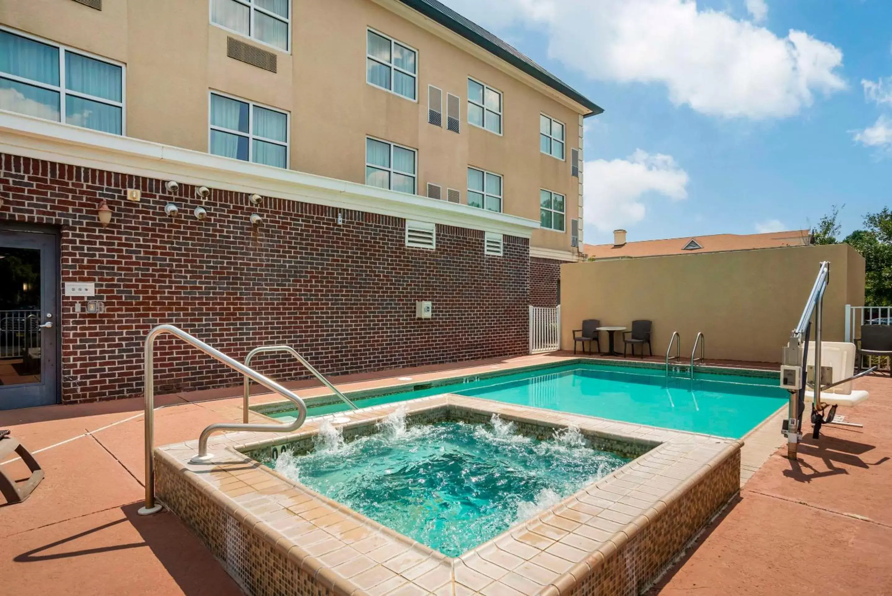 Swimming Pool in Comfort Inn & Suites Mobile near Eastern Shore Centre