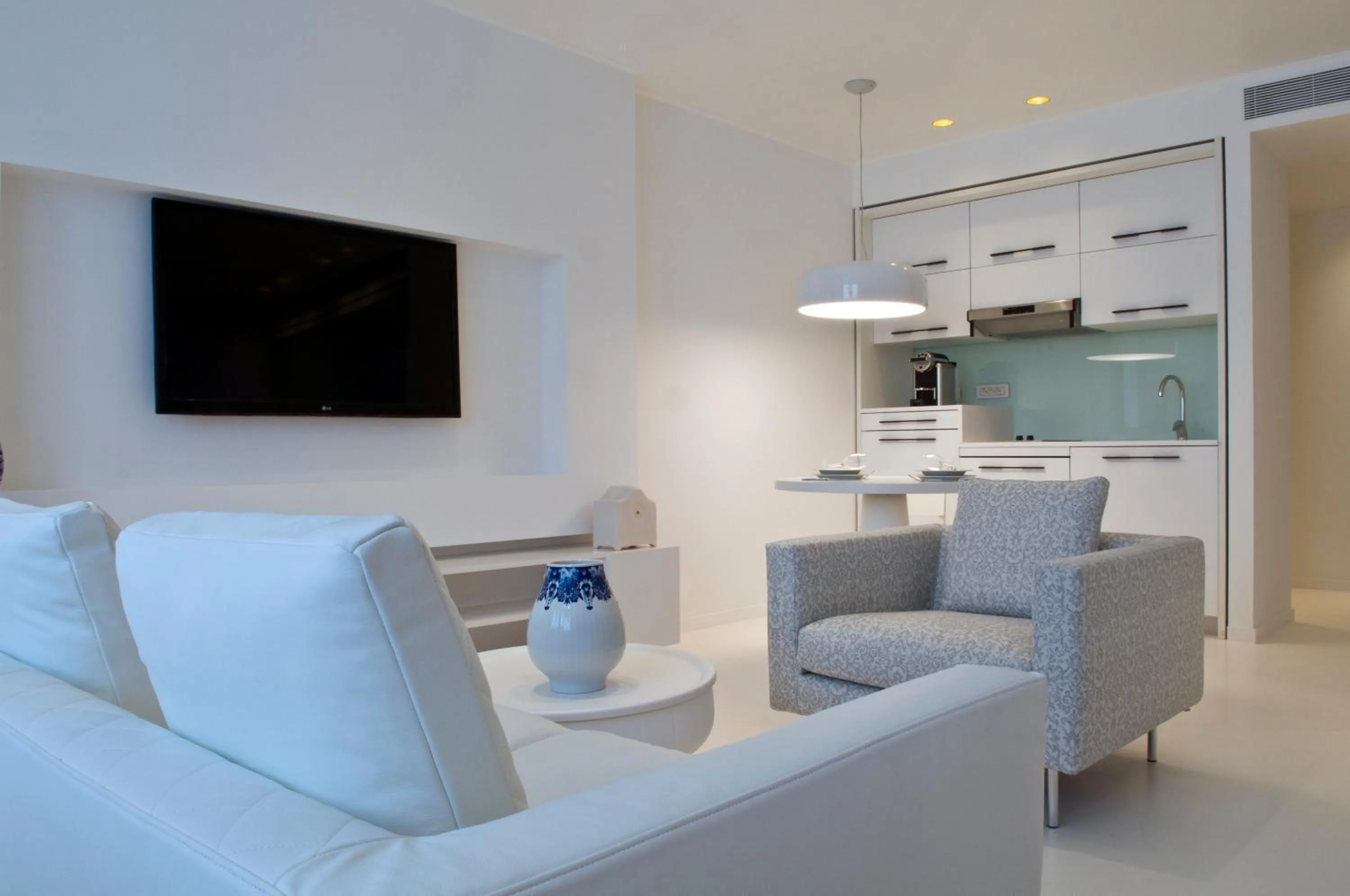 TV and multimedia in B-aparthotel Regent