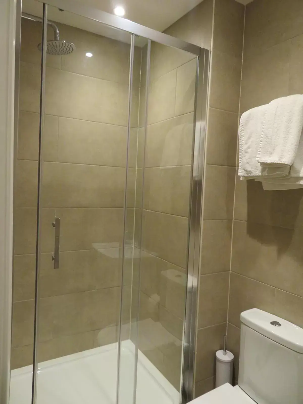 Shower, Bathroom in Glendale Hyde Park Hotel