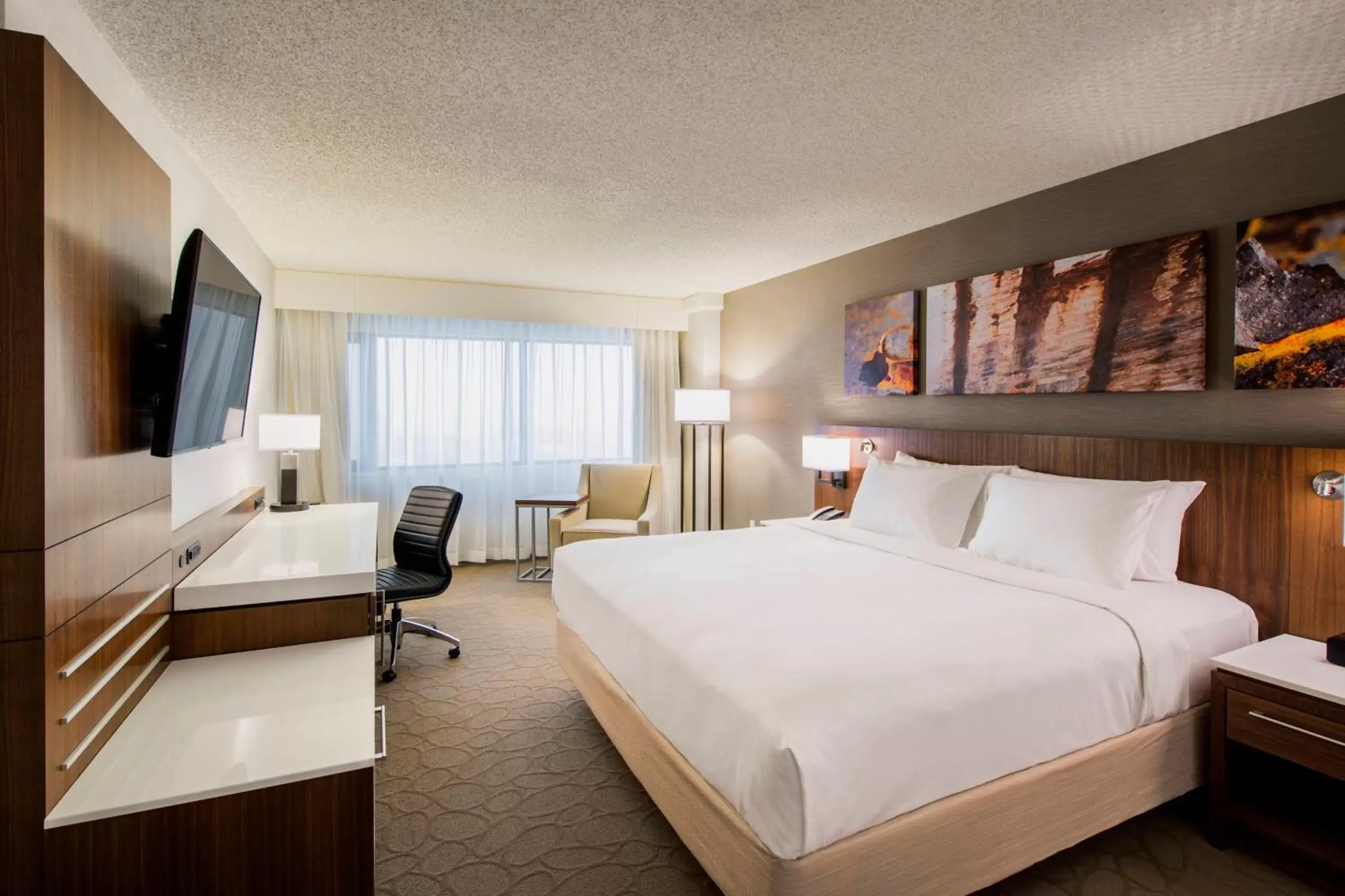 Photo of the whole room, Bed in Delta Hotels by Marriott Regina