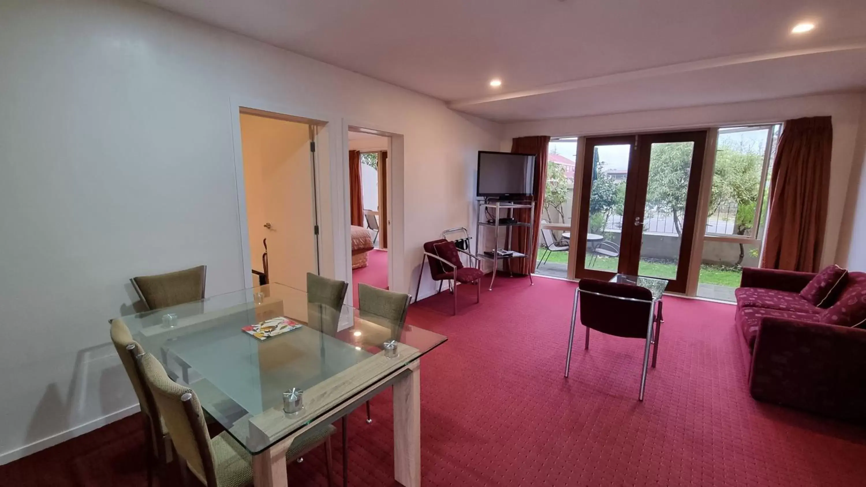 Dining Area in Chantillys Motor Lodge