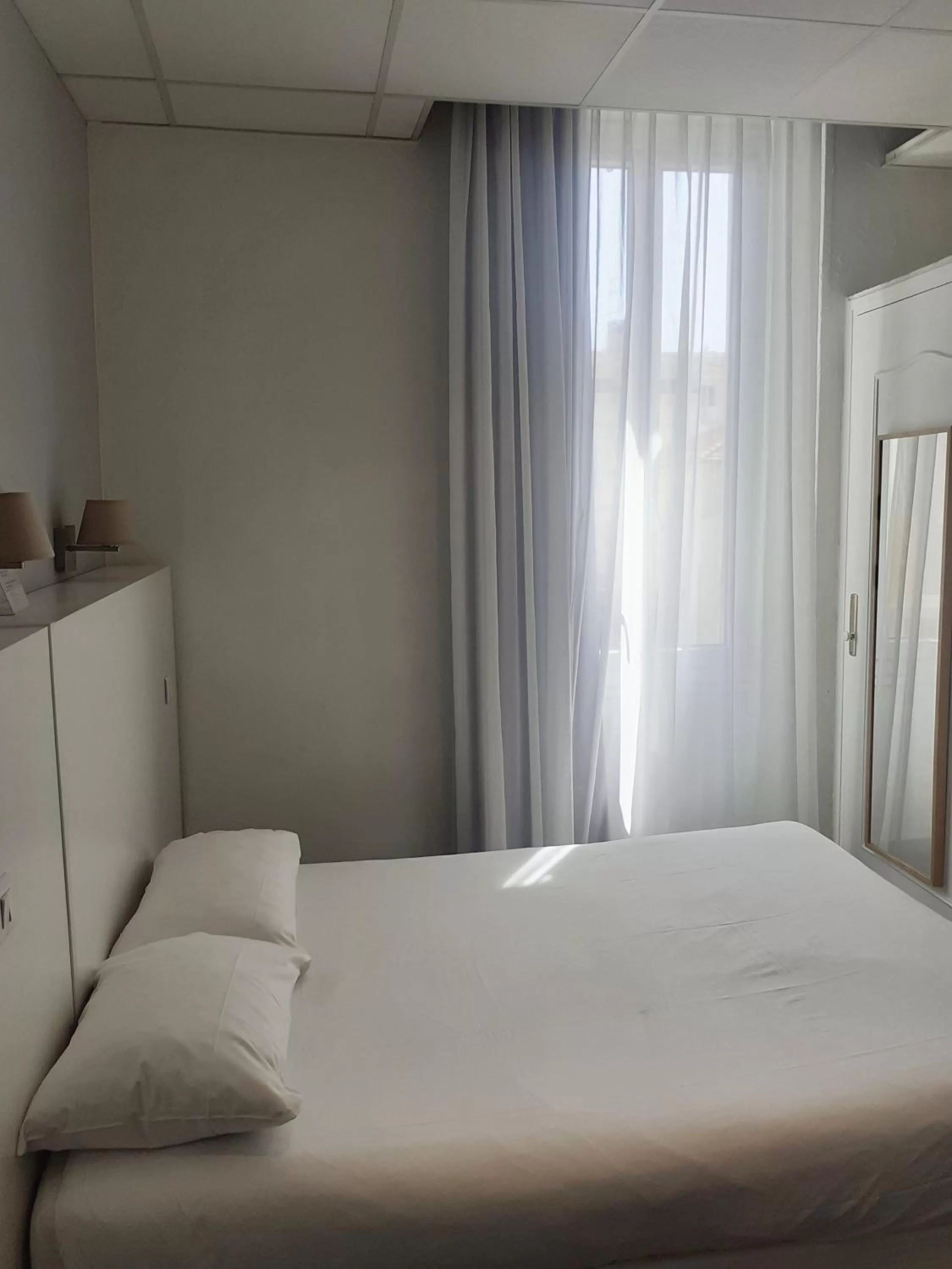 Bedroom, Bed in Hôtel P.L.M.