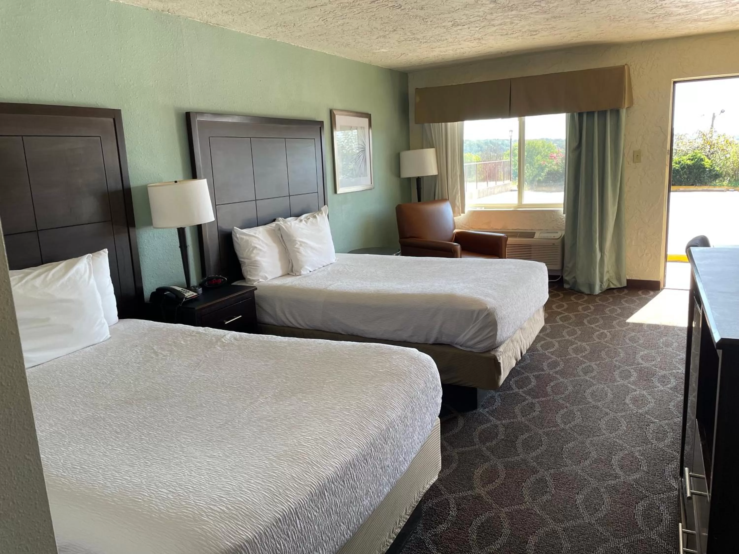 Photo of the whole room, Bed in Quality Inn Clinton North