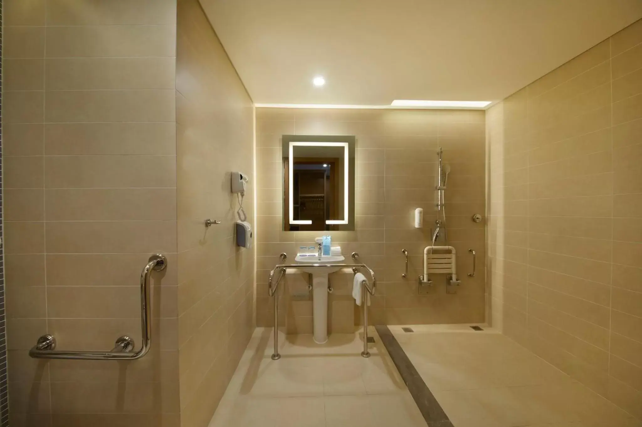Photo of the whole room, Bathroom in Holiday Inn Express Zhengzhou Zhengdong, an IHG Hotel