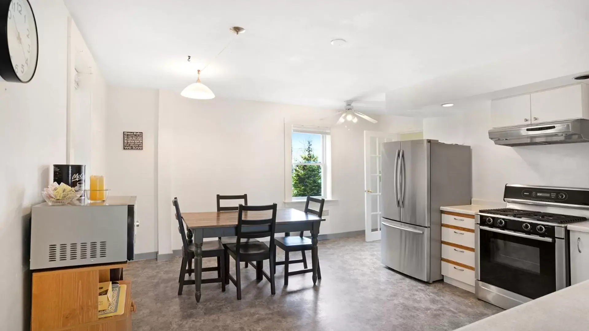 kitchen, Dining Area in Homeport Motel