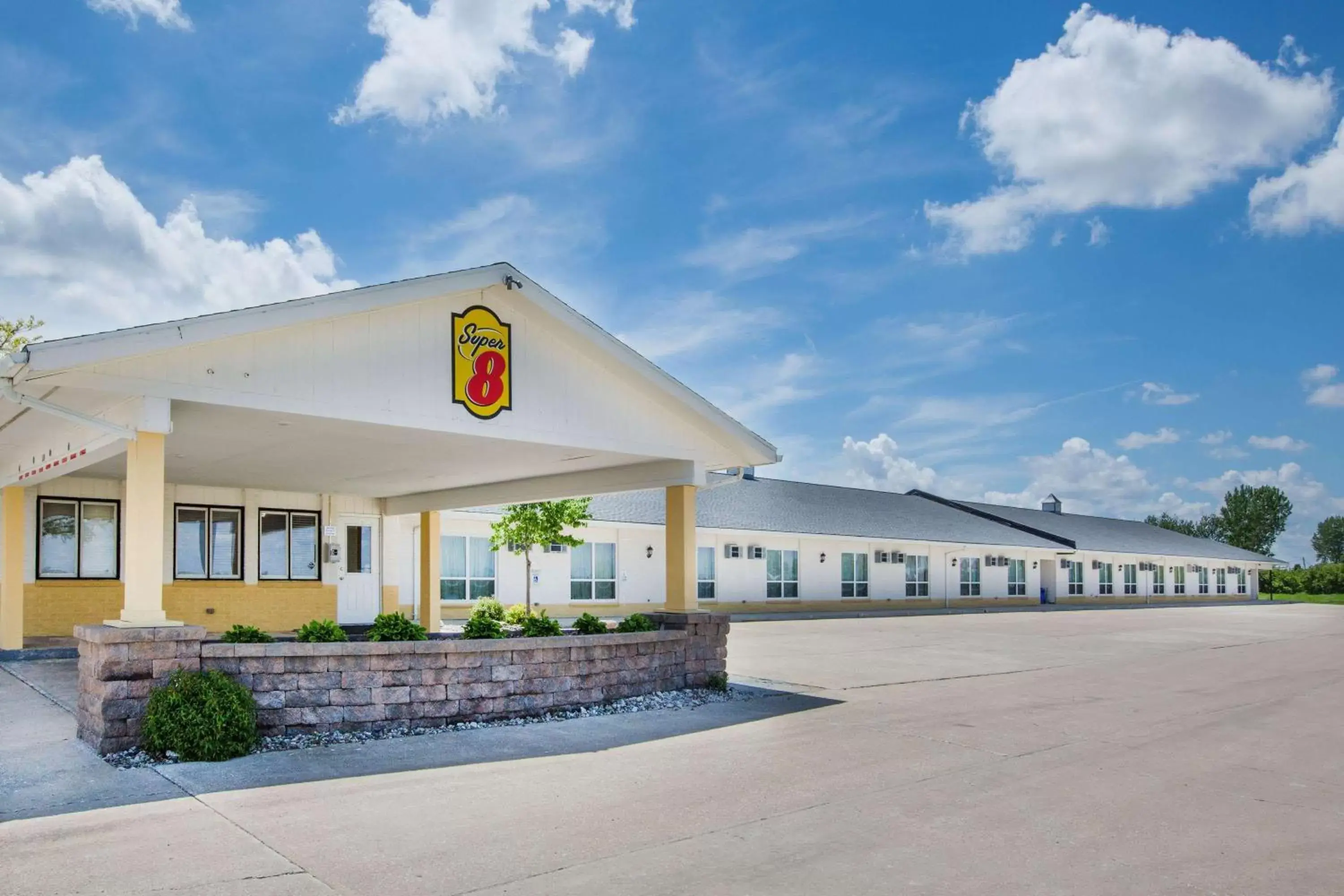 Property building in Super 8 by Wyndham Williams Property building in Super 8 by Wyndham Williams