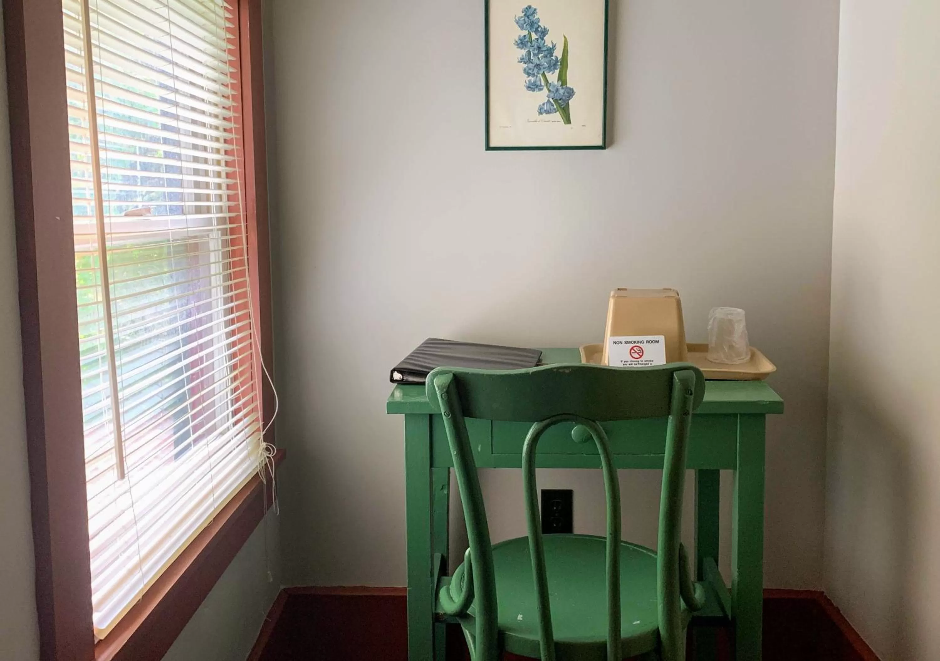 Seating area, Dining Area in Lakeside Inn