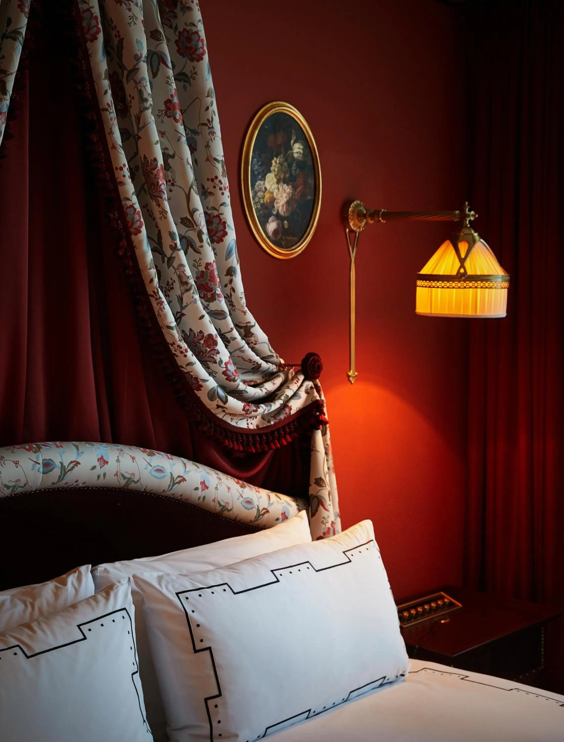 Bed in L'Escape Hotel