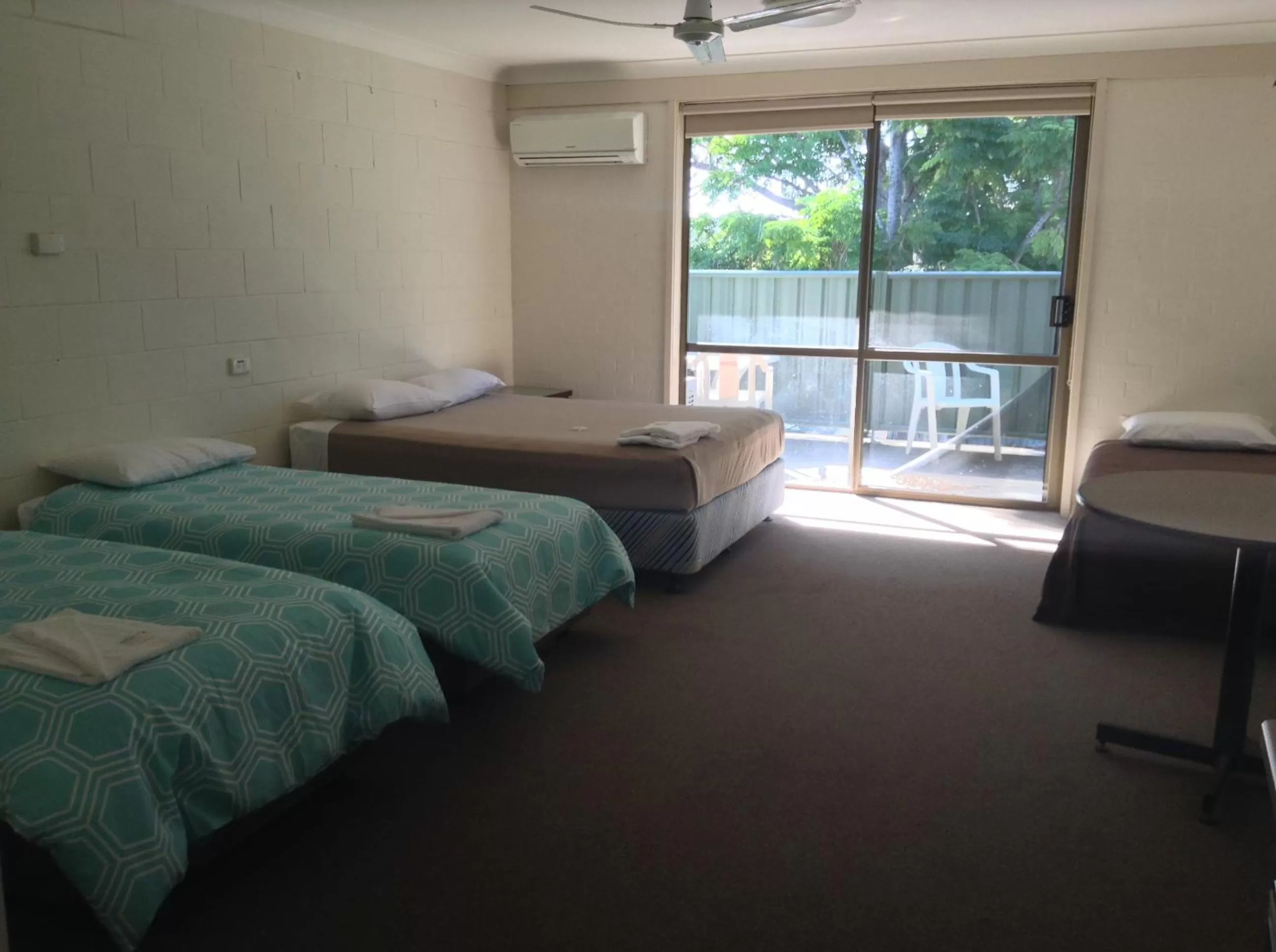 Photo of the whole room, Bed in Settlers Inn