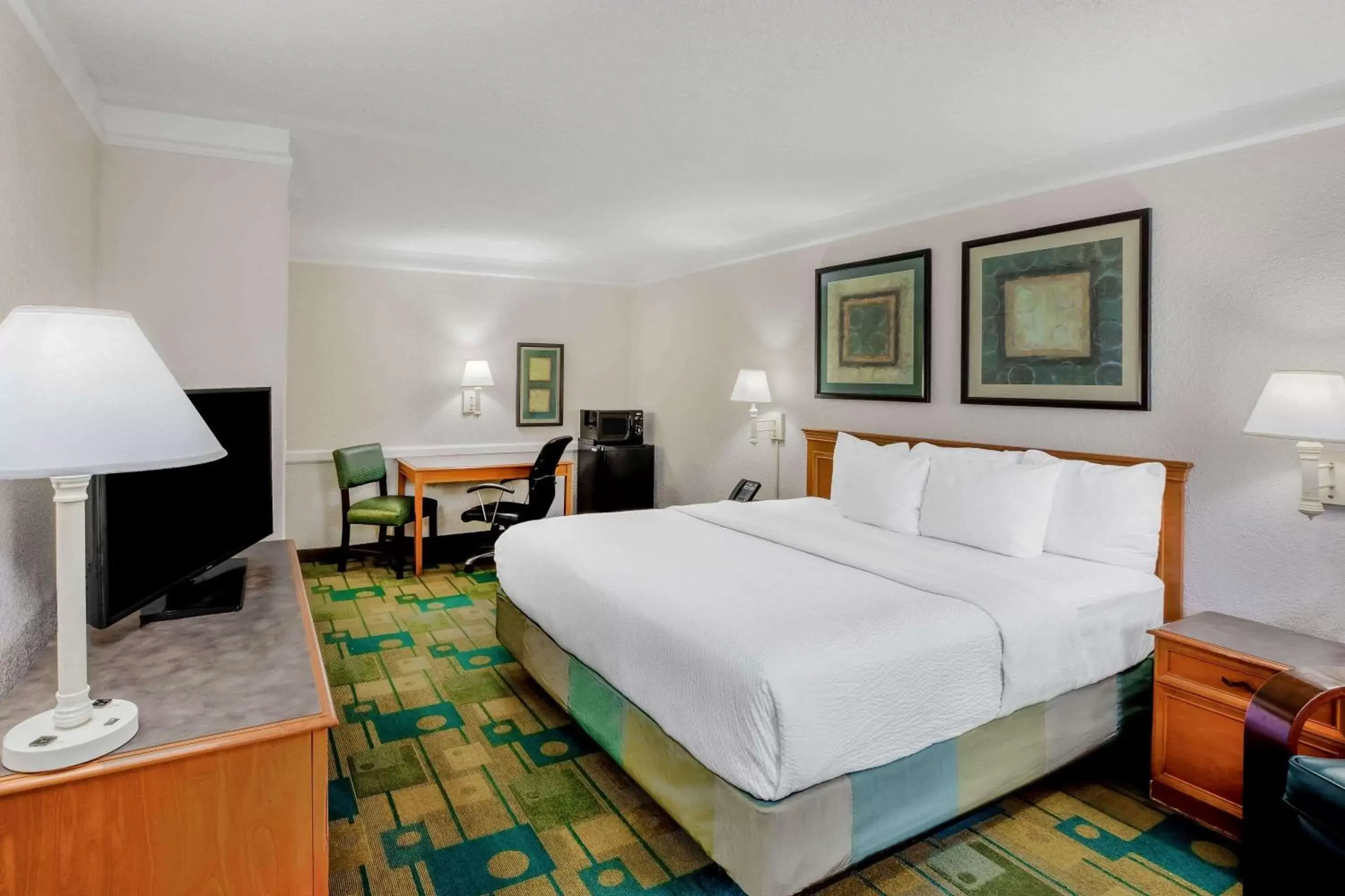 Photo of the whole room, Bed in La Quinta Inn by Wyndham Lufkin