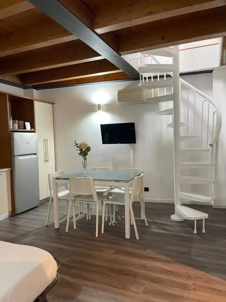 Kitchen or kitchenette, TV/Entertainment Center in Easy Milano - Rooms and Apartments Navigli