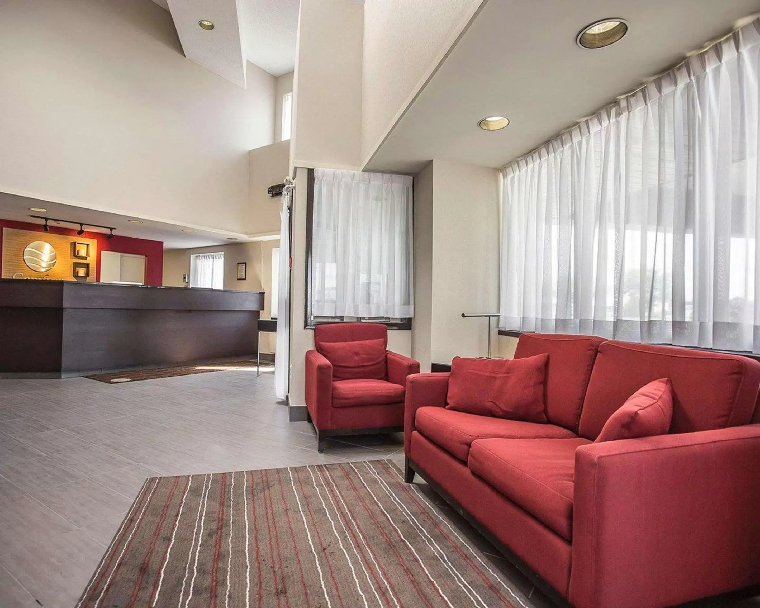 Lobby or reception, Seating Area in Comfort Inn Gatineau