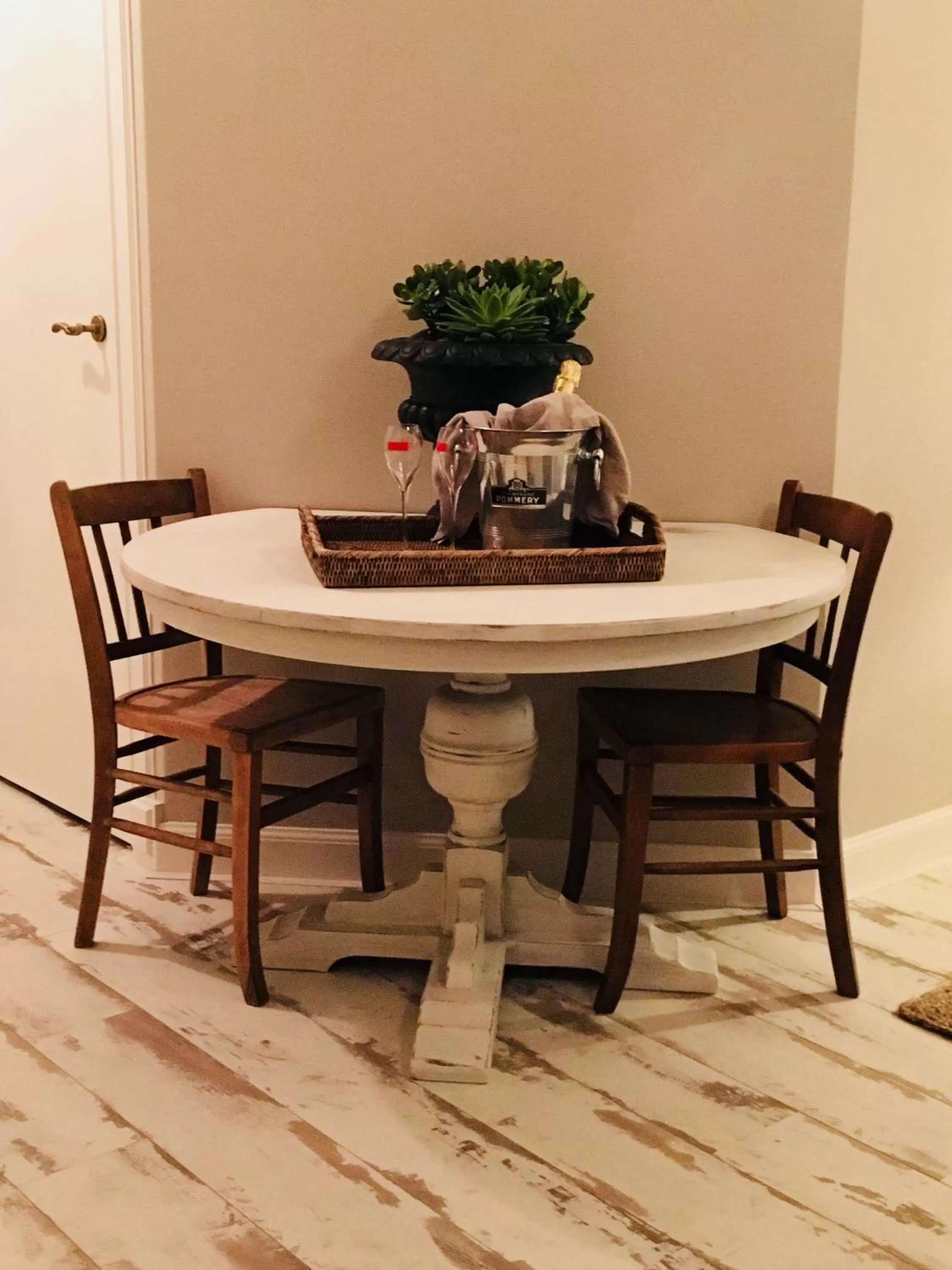 Food and drinks in De Vijverkamer-----privé diner op de kamer mogelijk!!