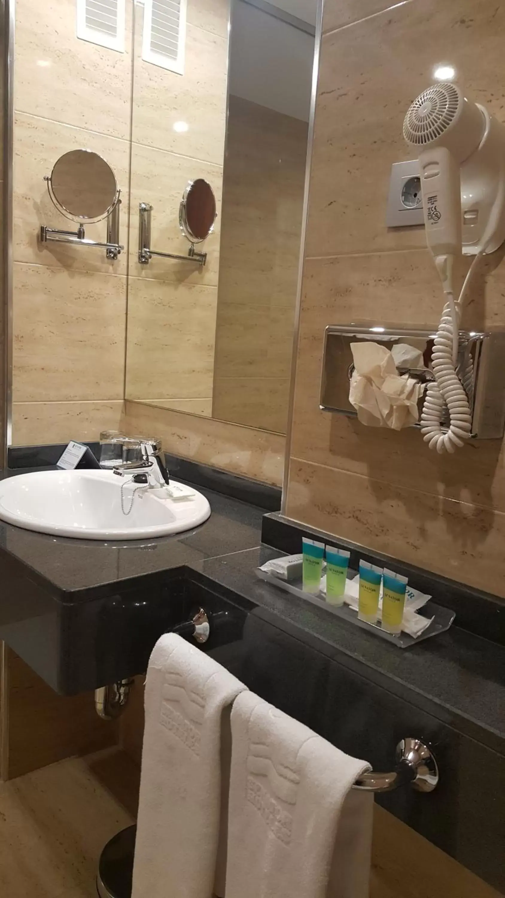 Two Double or Twin Rooms Connected in Senator Barajas Two Double or Twin Rooms Connected in Senator Barajas