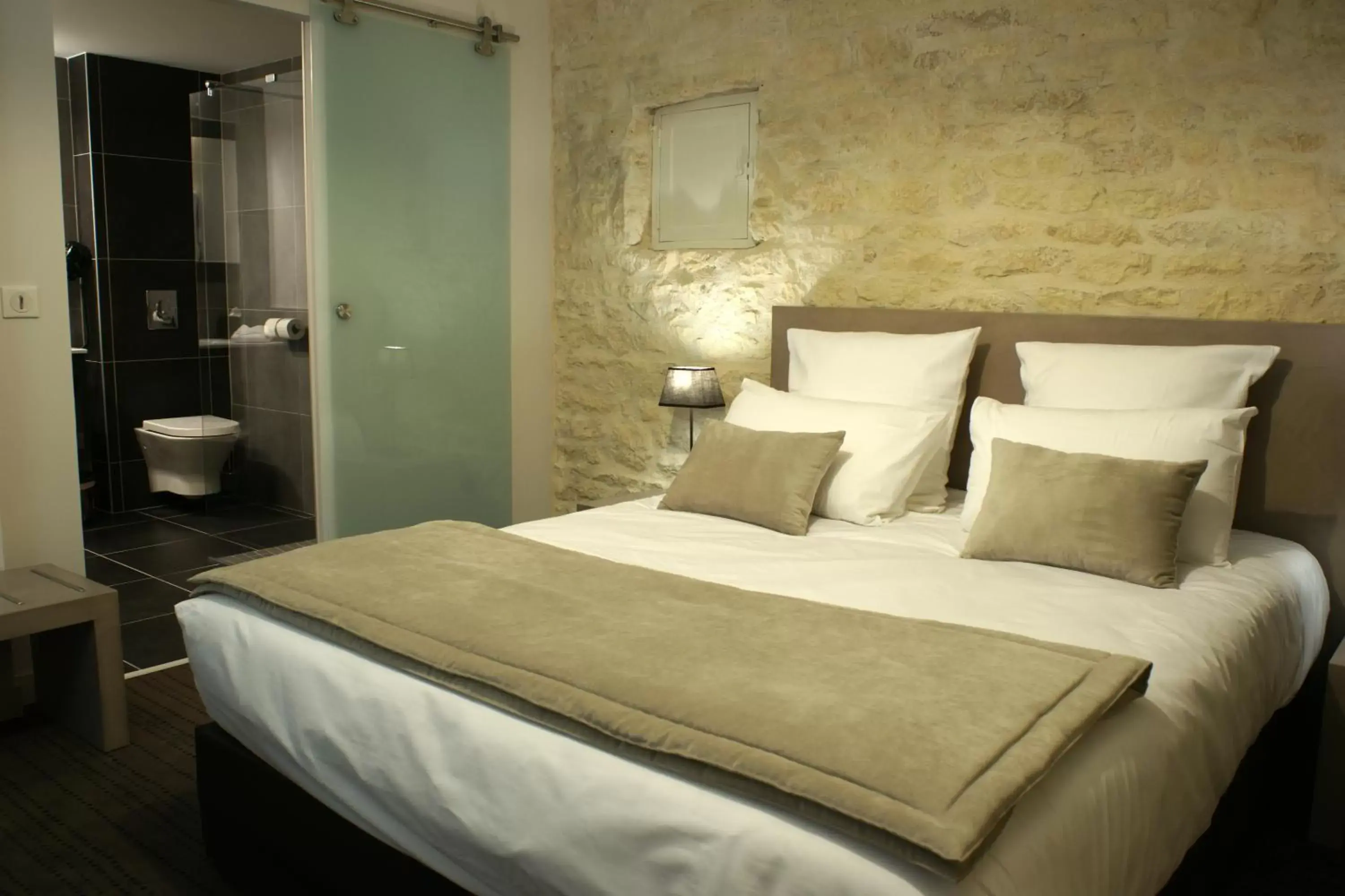 Bed in The Originals Boutique, Hôtel La Grange, Niort (Qualys-Hotel)