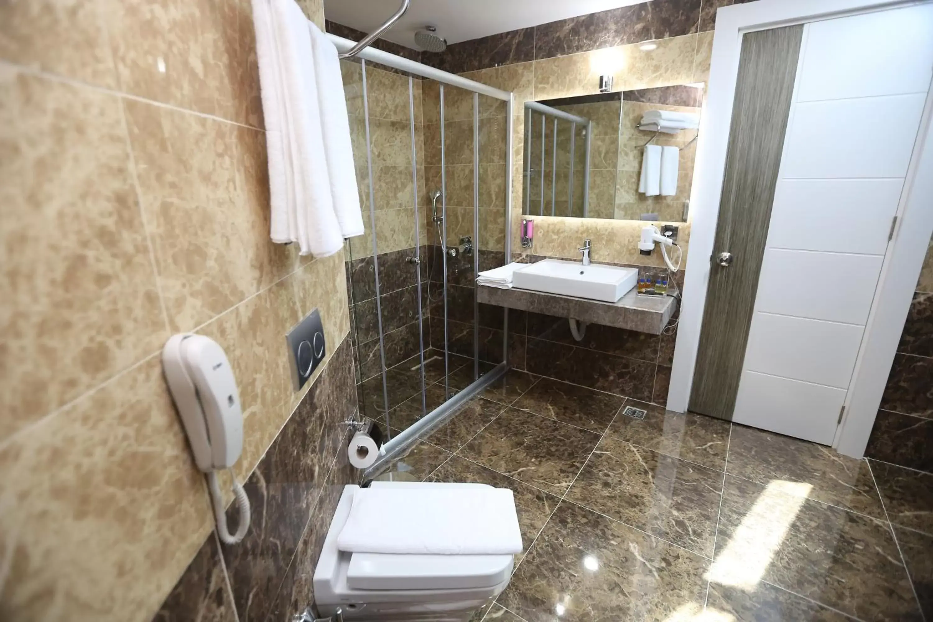 Shower, Bathroom in Elips Royal Hotel & SPA