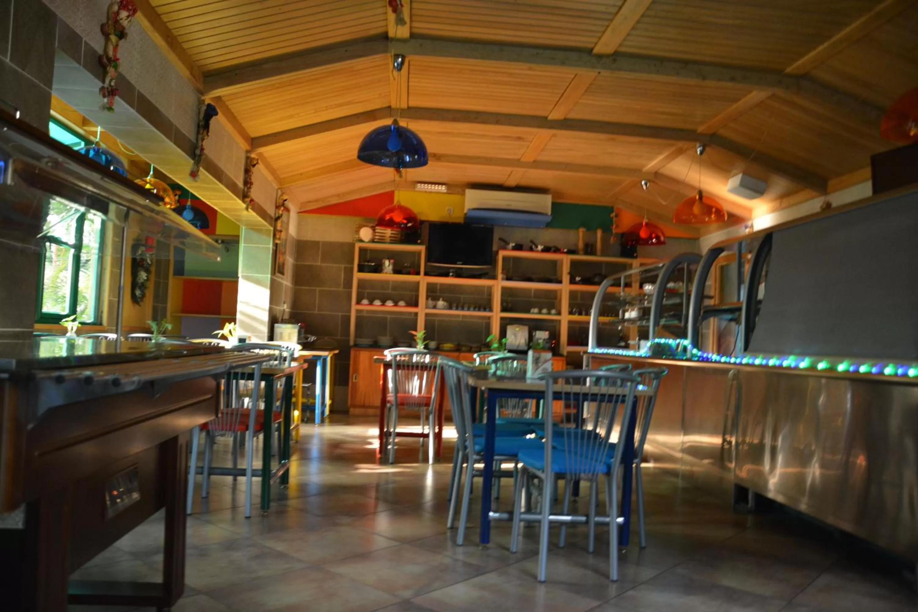 Restaurant/places to eat in Manuela Residence