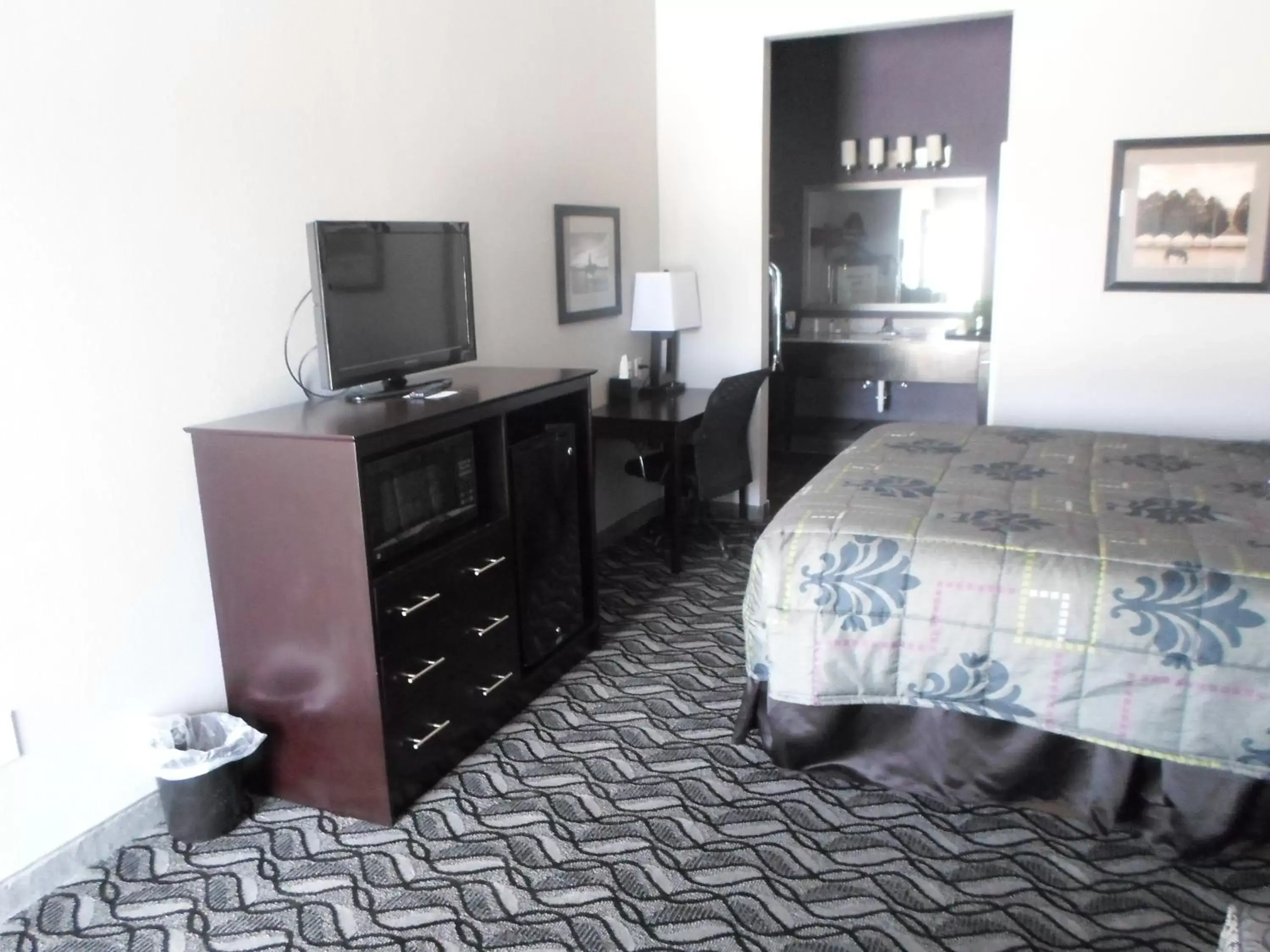 Photo of the whole room, Bed in Studio 6-Beeville, TX Photo of the whole room, Bed in Studio 6-Beeville, TX