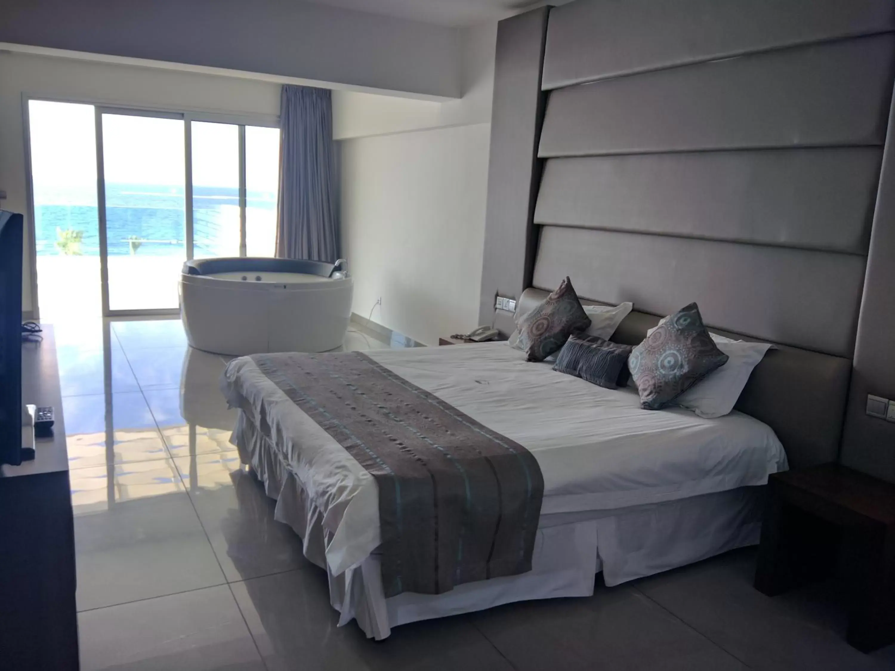 Bed in King Evelthon Beach Hotel & Resort