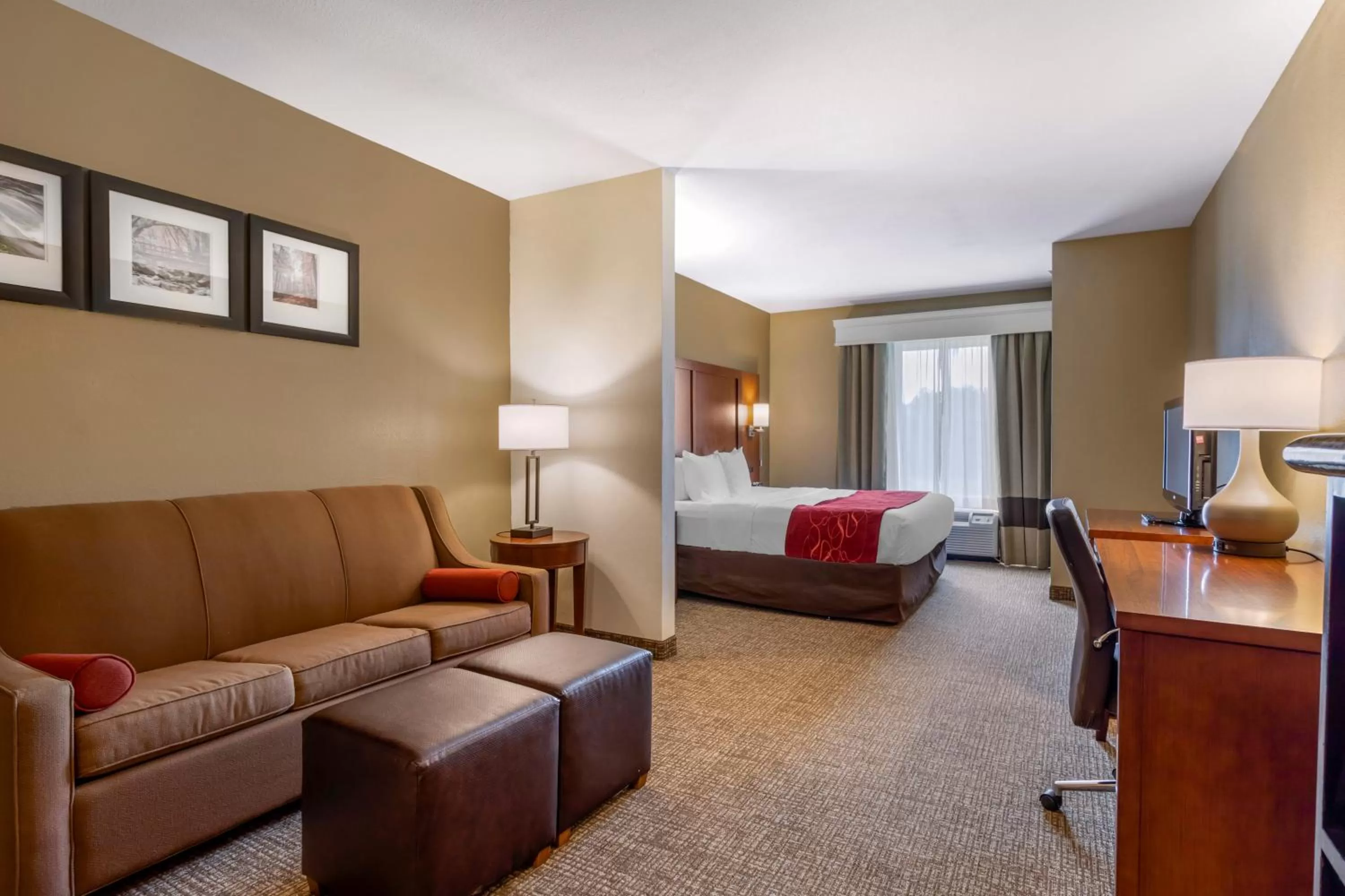 Living room, Bed in Comfort Suites Knoxville North