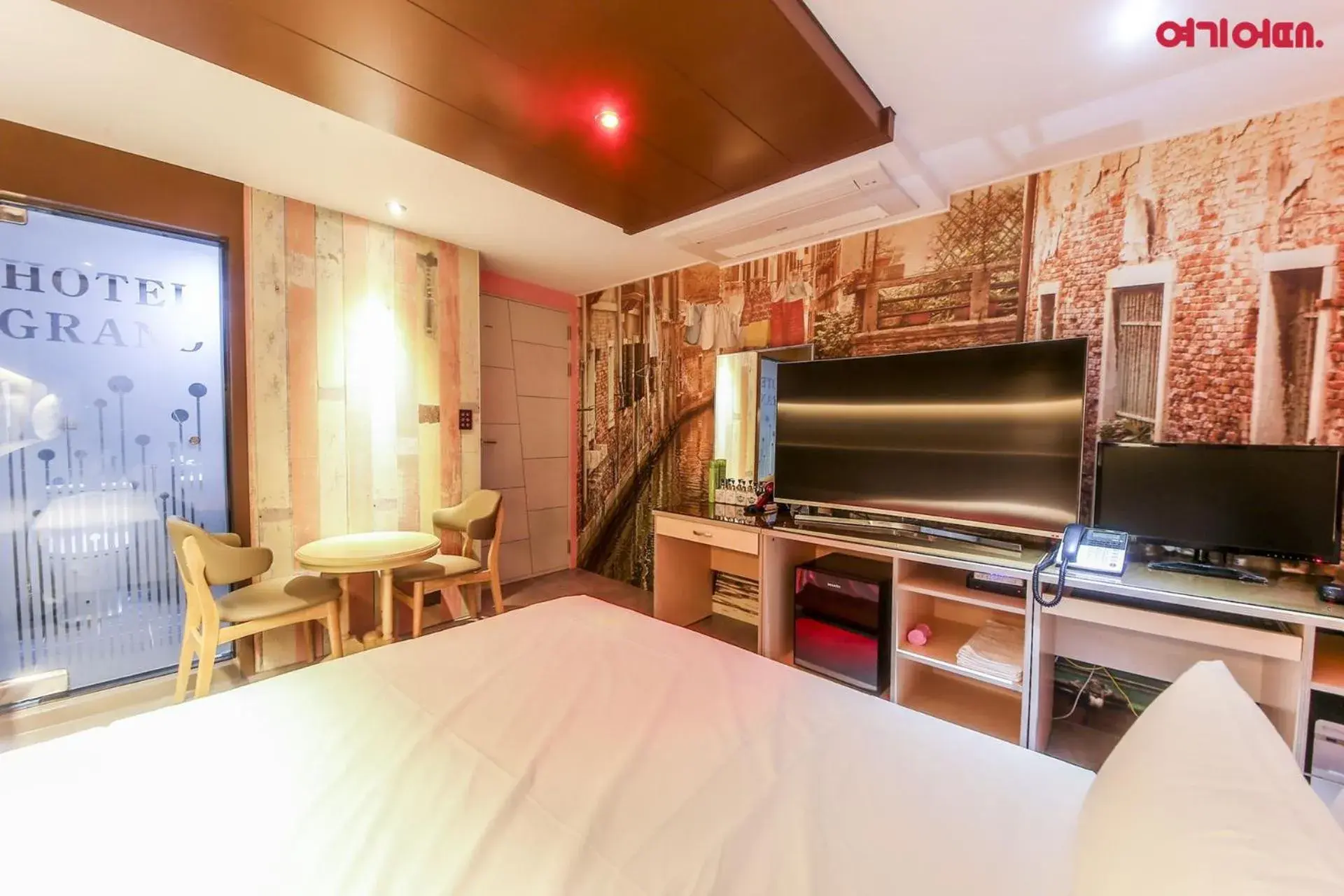 Photo of the whole room, TV/Entertainment Center in Goodstay Grand Motel Chuncheon
