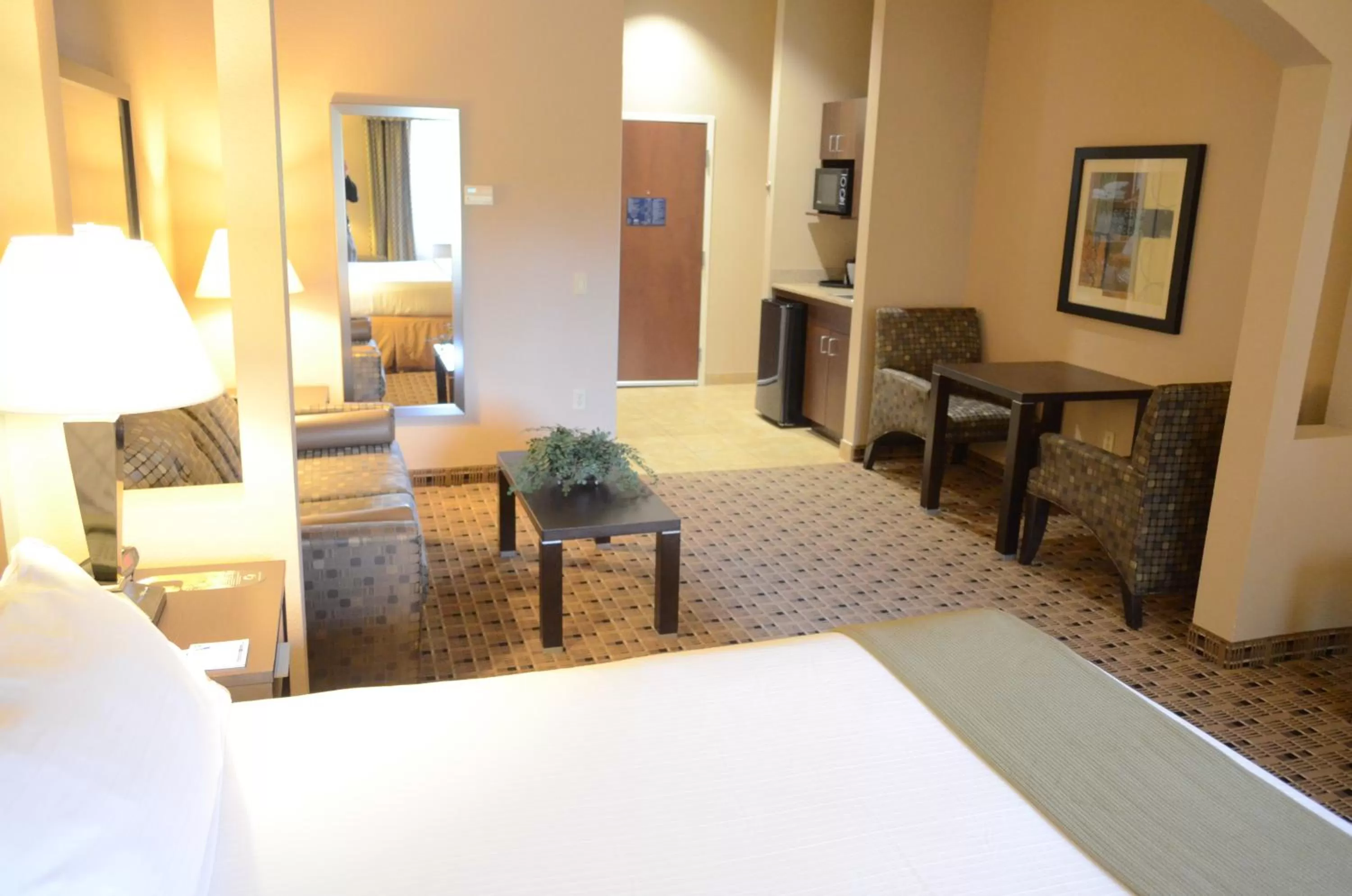 Photo of the whole room, Bed in Holiday Inn Express Hotel & Suites Houston Energy Corridor - West Oaks, an IHG Hotel