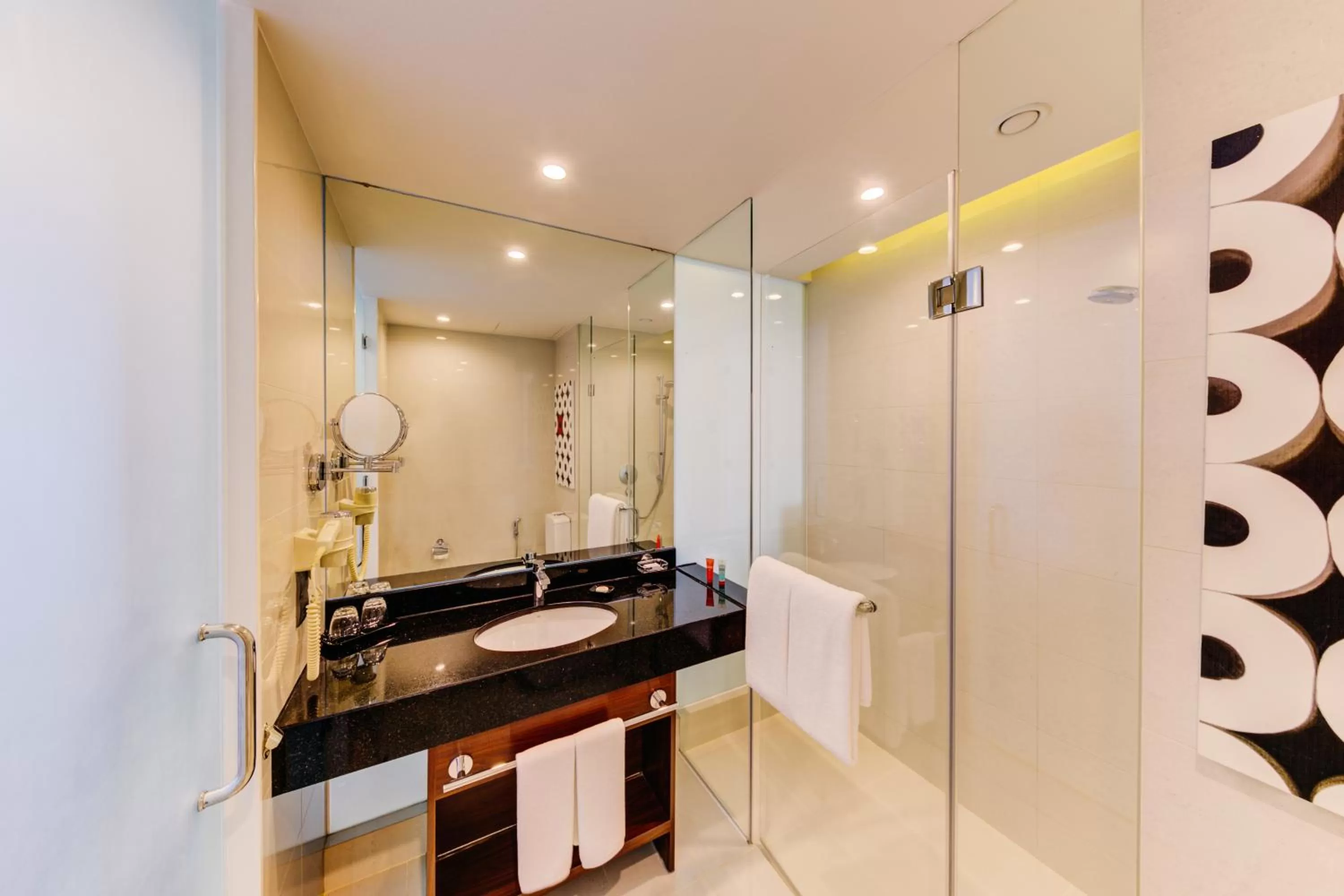 Shower in Cinnamon Red Colombo