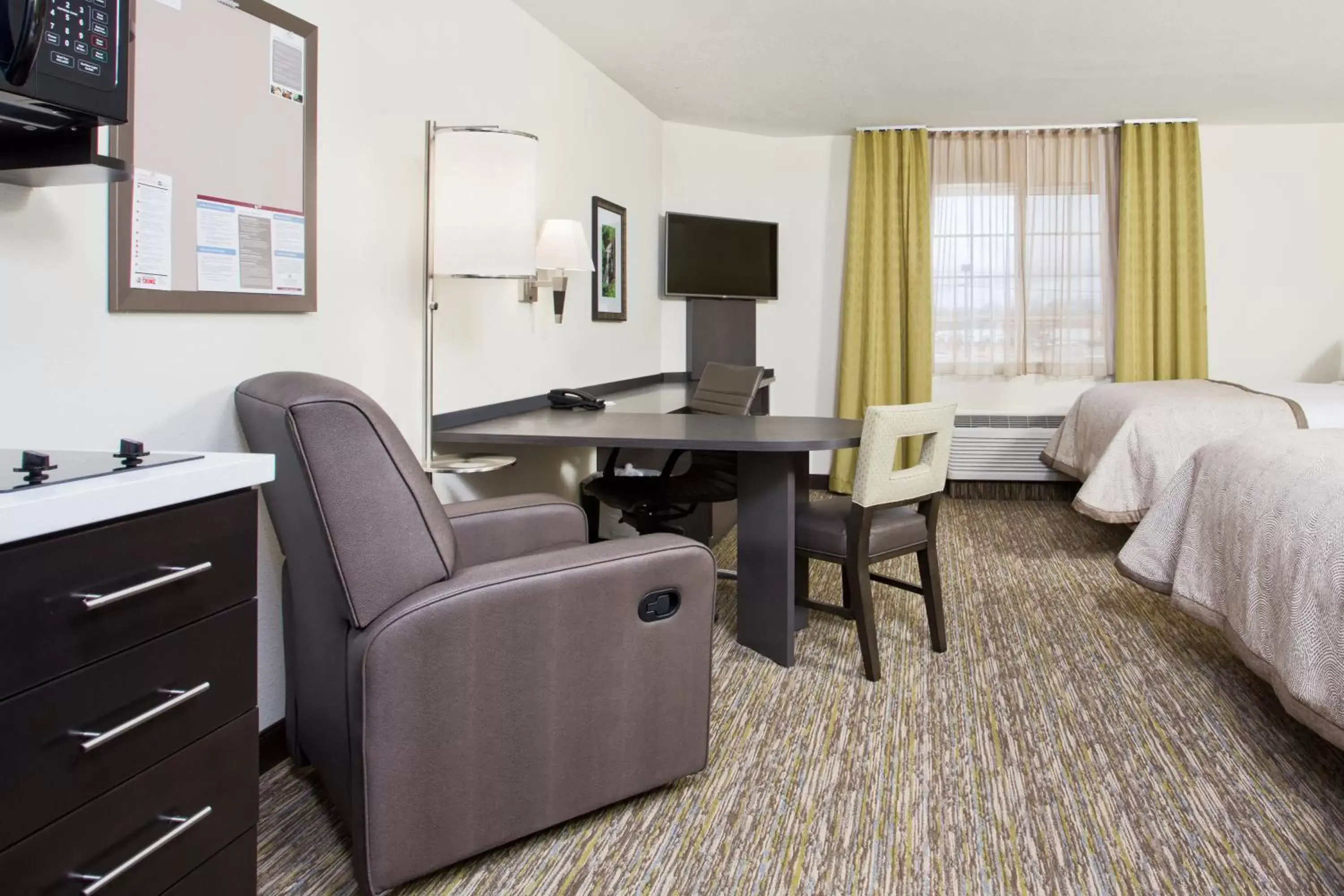 Photo of the whole room, Seating Area in Candlewood Suites Fort Campbell - Oak Grove, an IHG Hotel