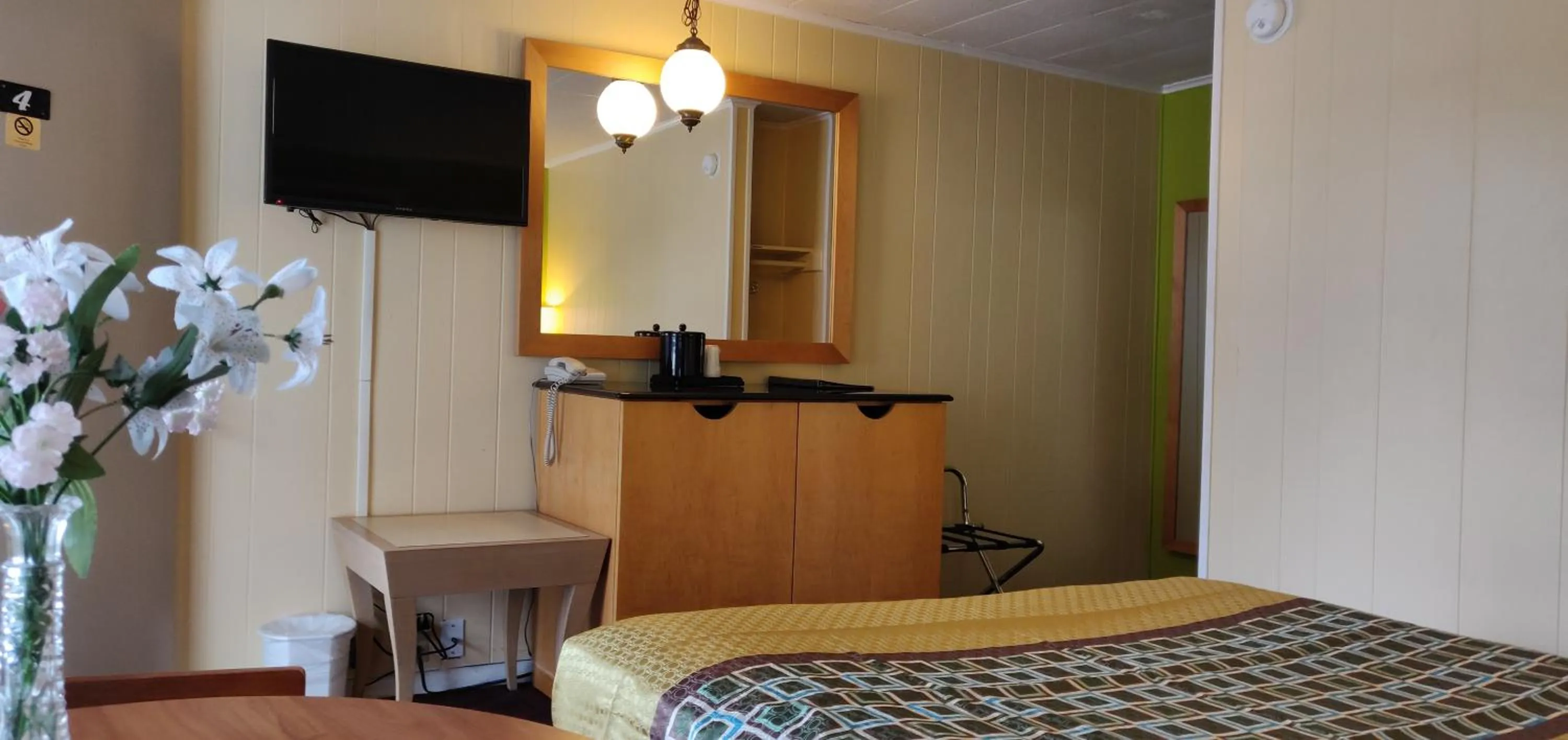 Bed in Pinebrook Motel