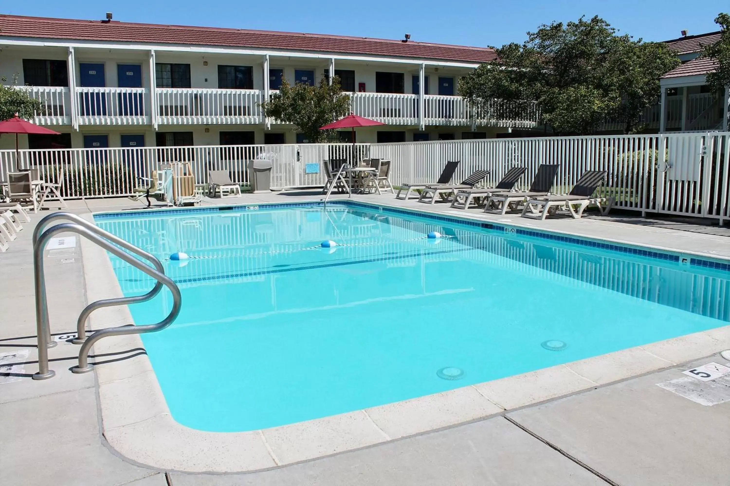 Facade/entrance, Swimming Pool in Motel 6-San Luis Obispo, CA - South