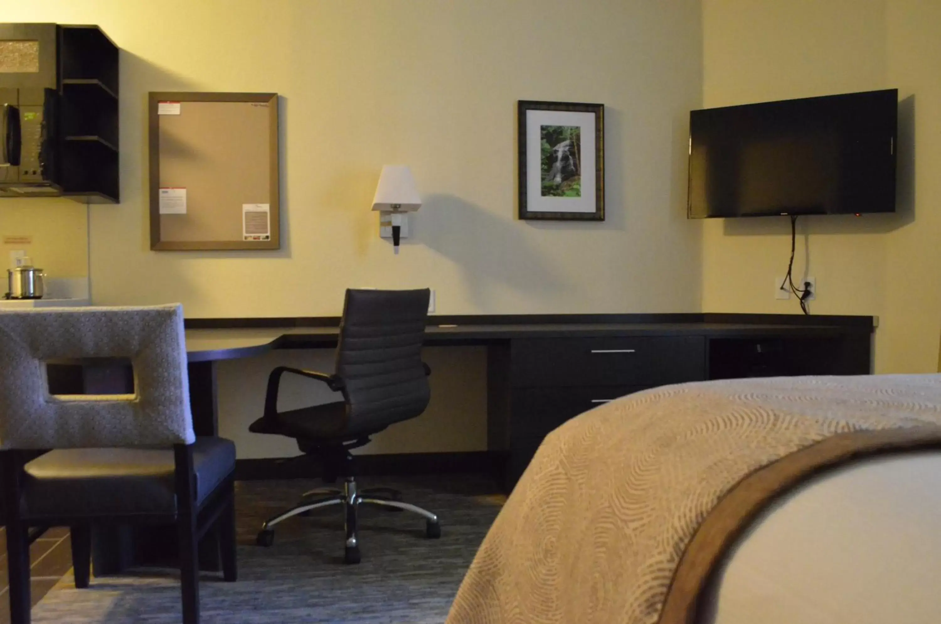 Photo of the whole room, TV/Entertainment Center in Candlewood Suites San Antonio Airport, an IHG Hotel