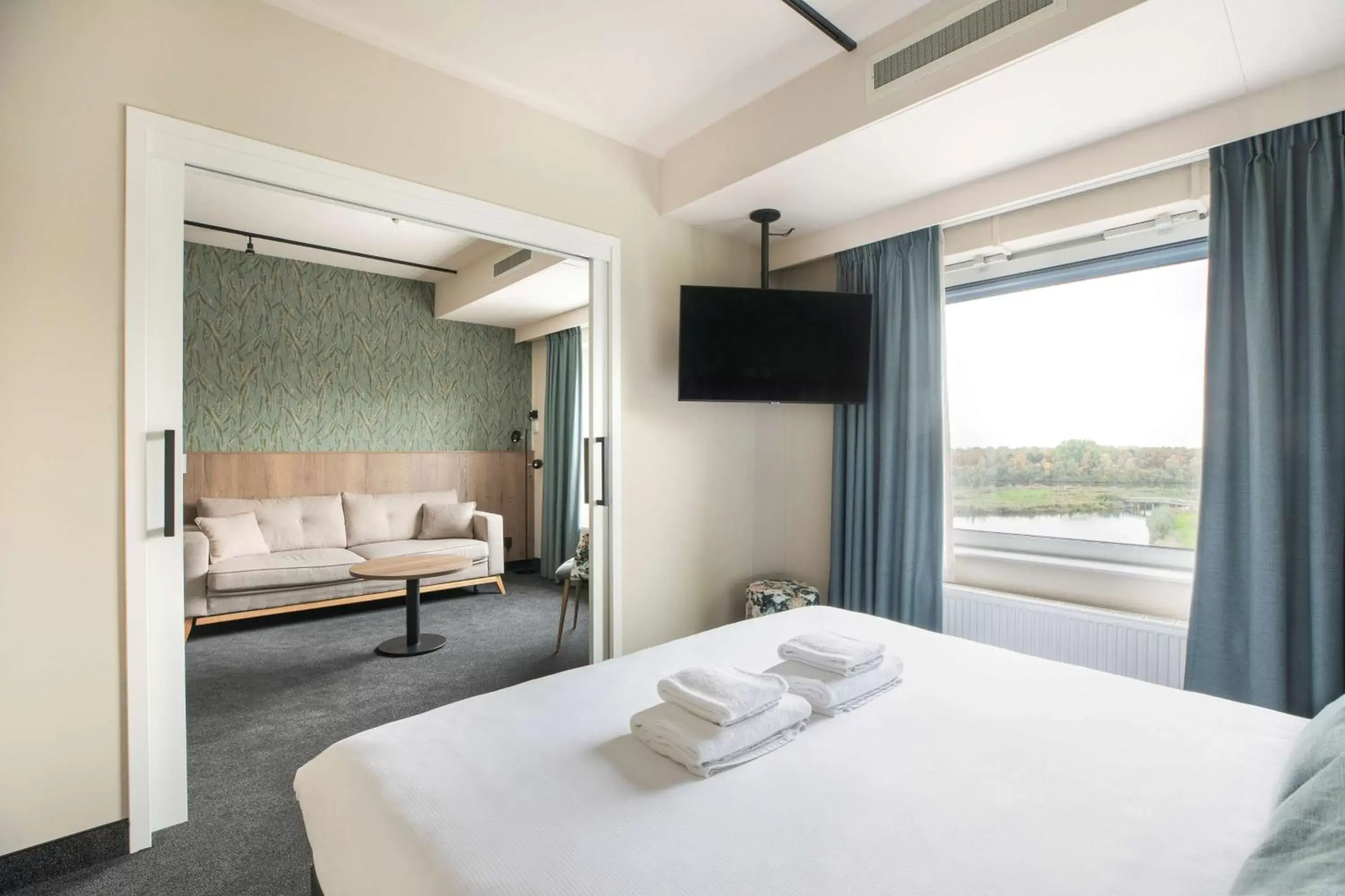 Photo of the whole room, Bed in Flonk Hotel Groningen Zuid, BW Signature Collection voorheen Best Western Plus Hotel Groningen Plaza