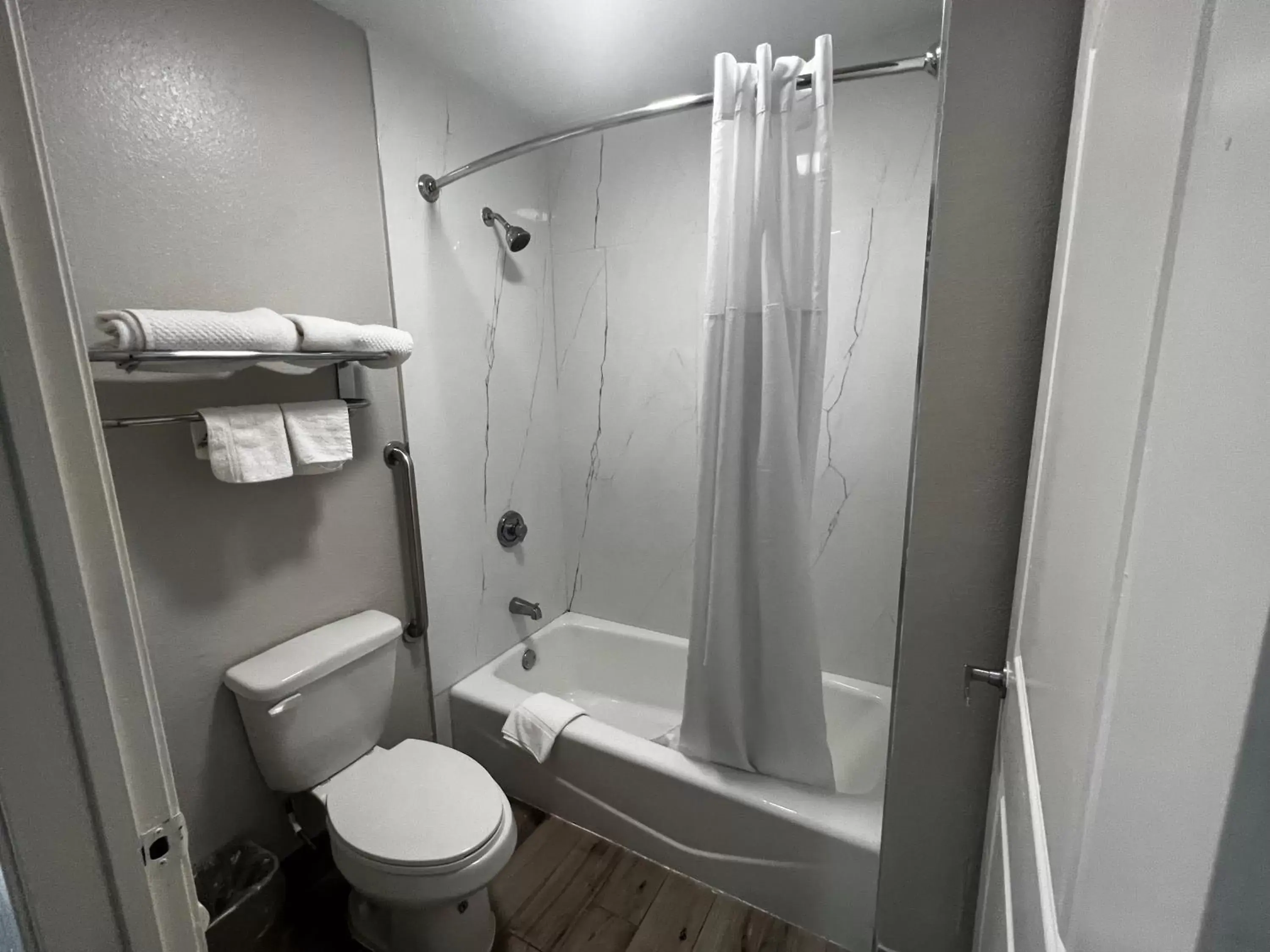 Bathroom in Super 8 by Wyndham Baytown/Mont Belvieu