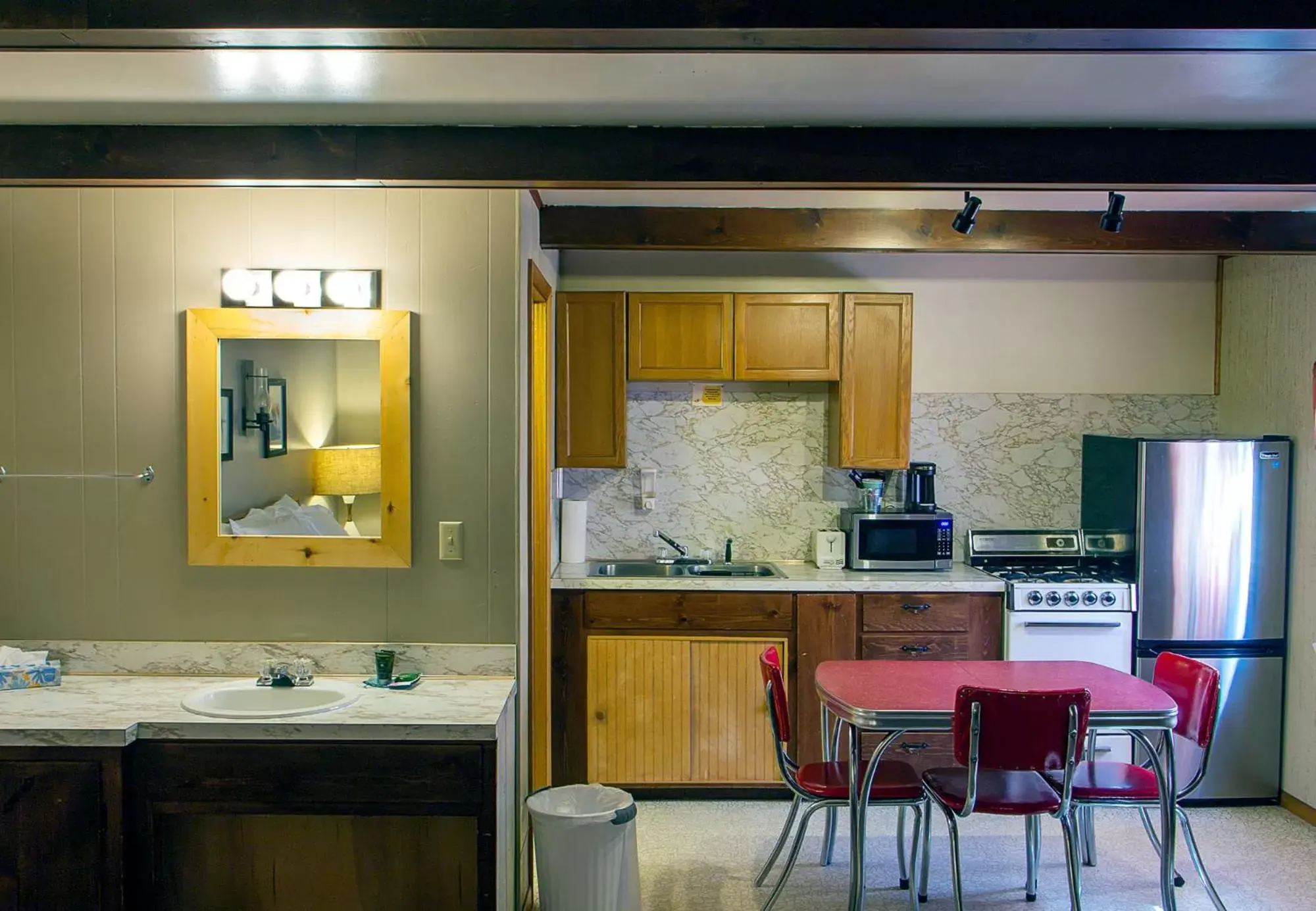 Kitchen/Kitchenette in High Country Motel and Cabins