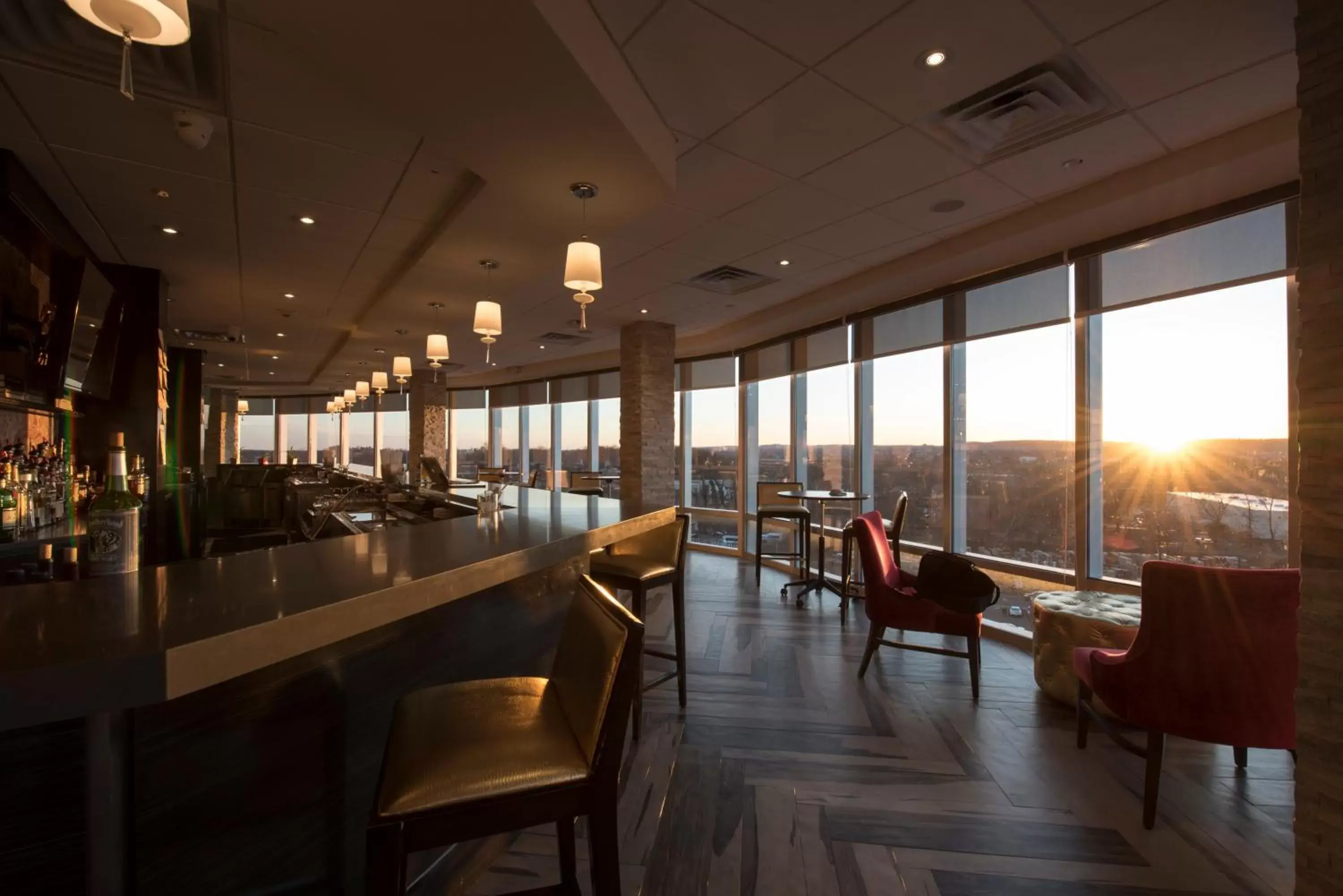 Lounge or bar, Restaurant/Places to Eat in Crowne Plaza Saddle Brook, an IHG Hotel