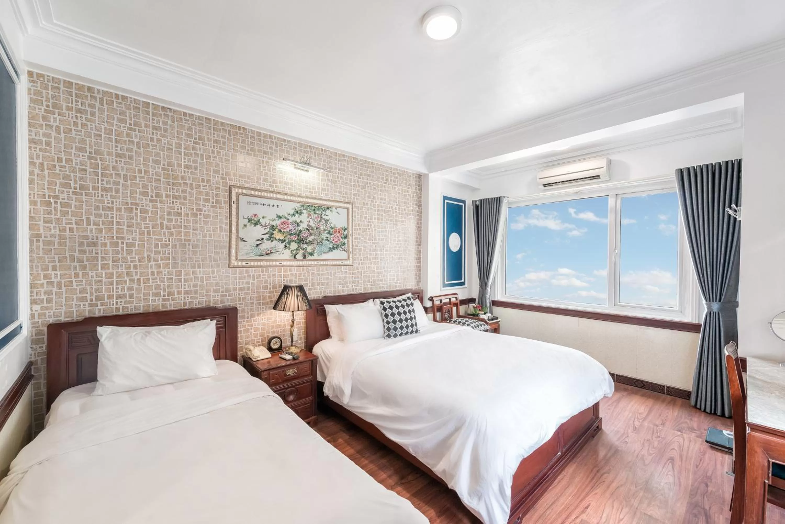 Living room, Bed in Prince II Hotel