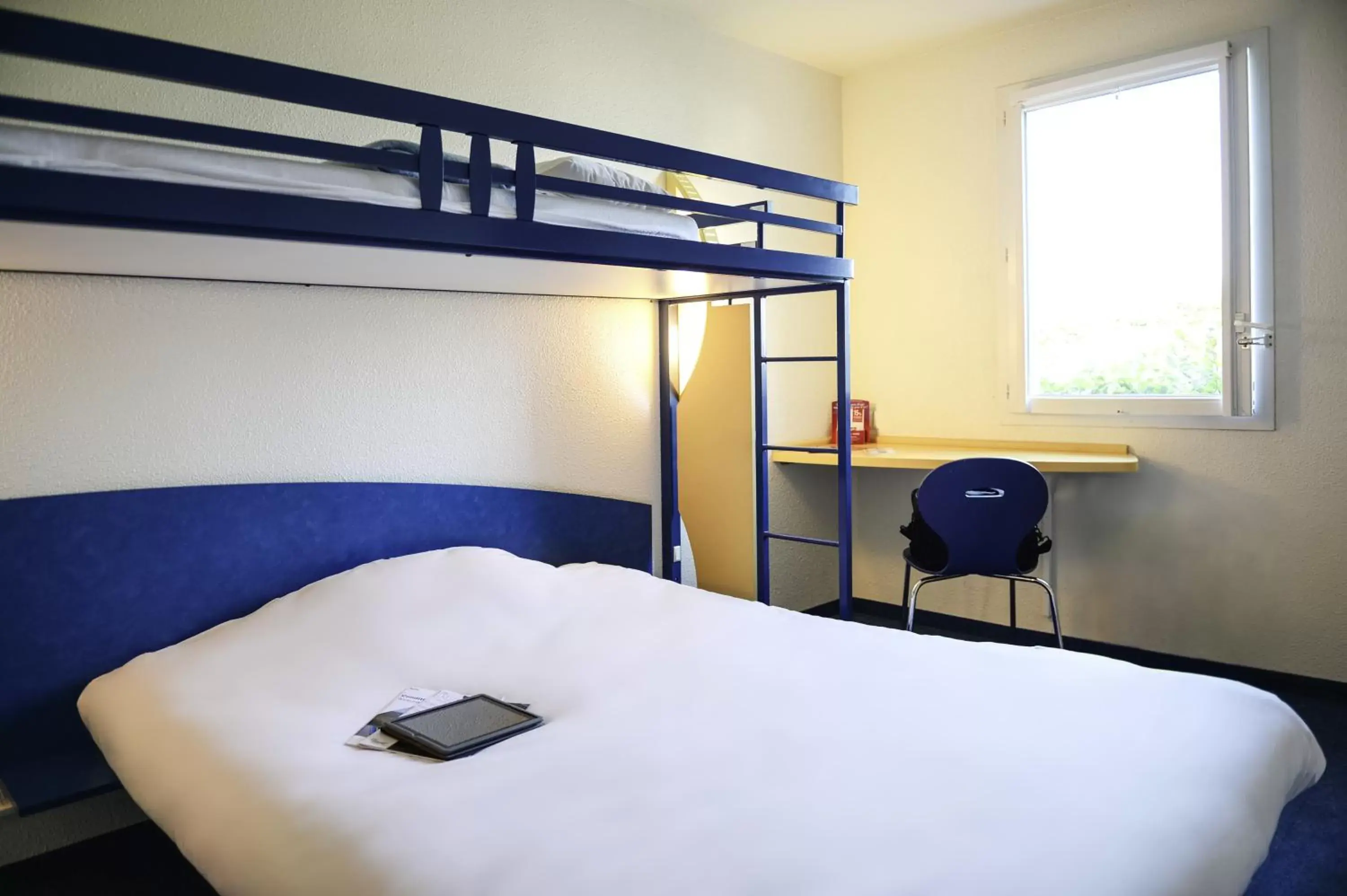 Bedroom, Bunk Bed in ibis budget Aachen Raeren Grenze