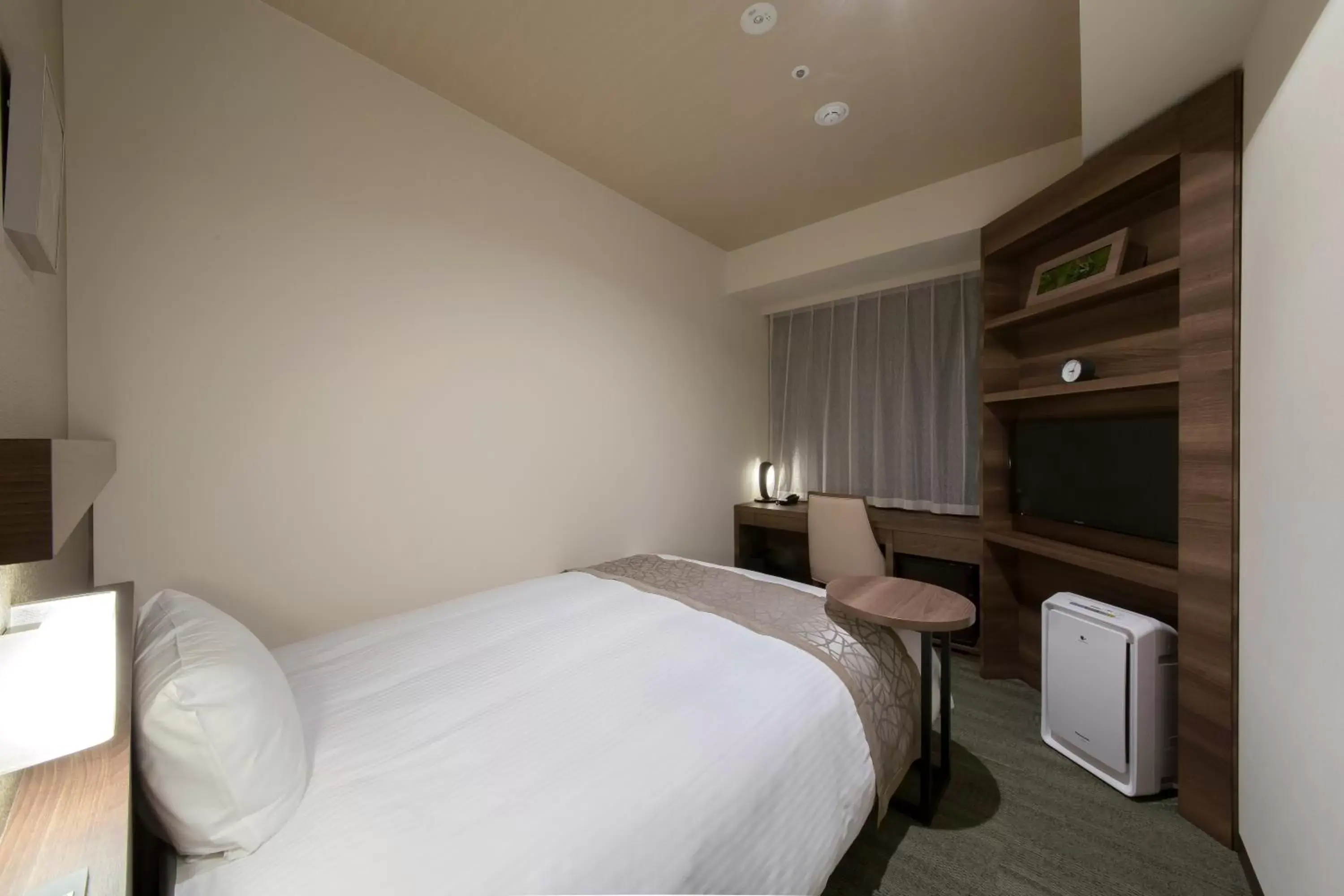 Photo of the whole room, Bed in Hotel Keihan Yodoyabashi