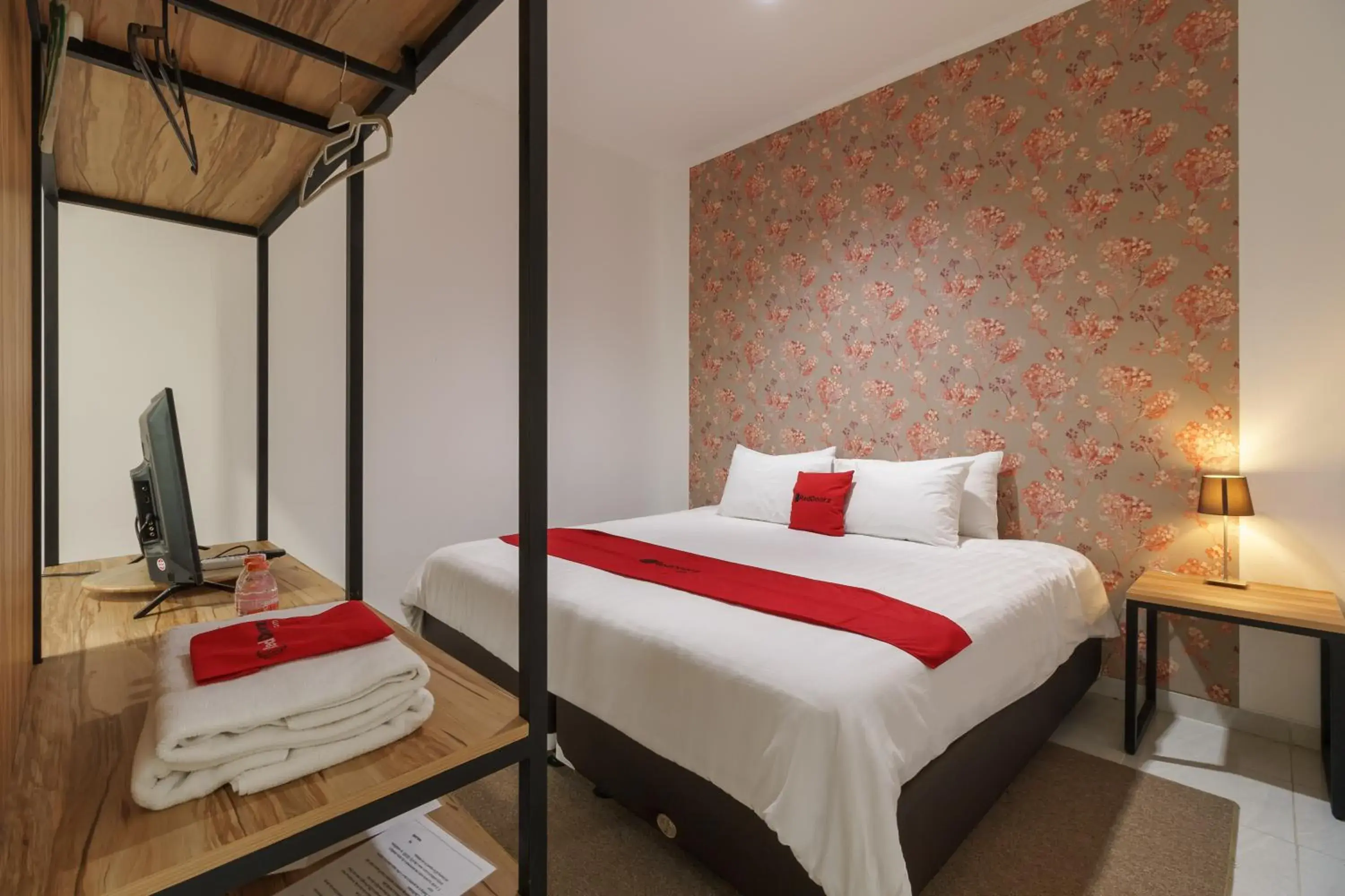 Bedroom, Bed in RedDoorz Plus near Exit Toll Puncak 2