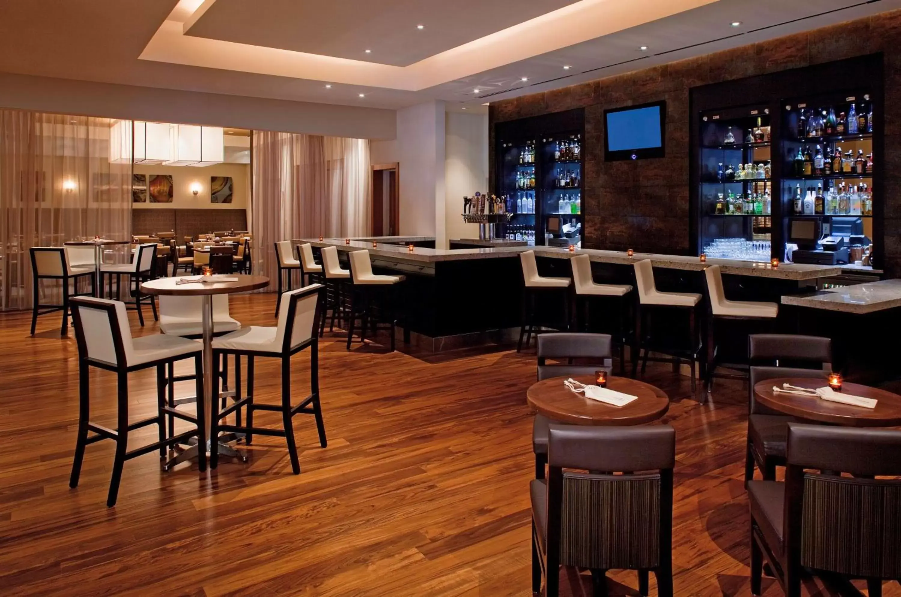 Lounge or bar, Restaurant/Places to Eat in Hyatt Regency Wichita
