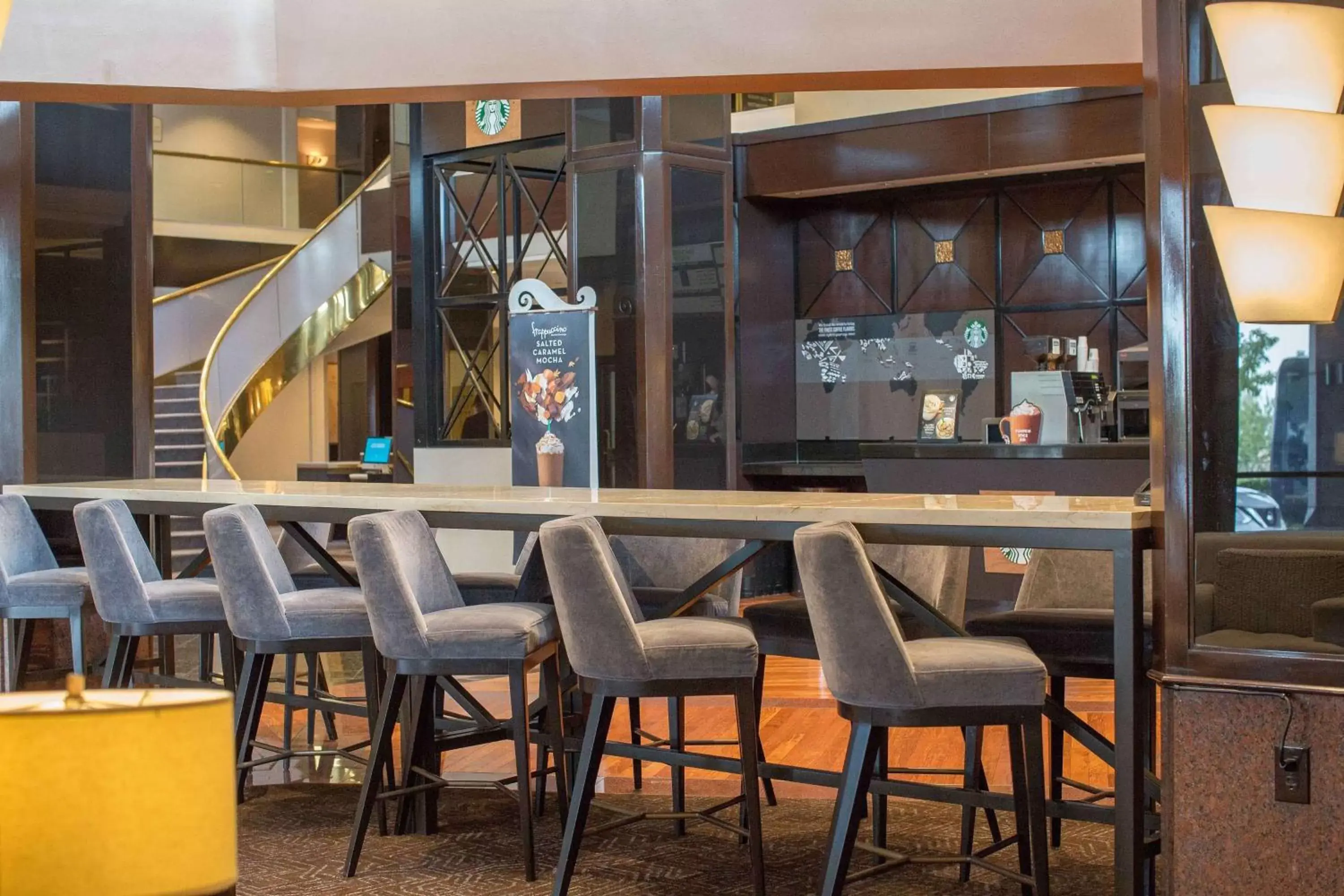 Lobby or reception, Lounge/Bar in Hilton Newark Airport