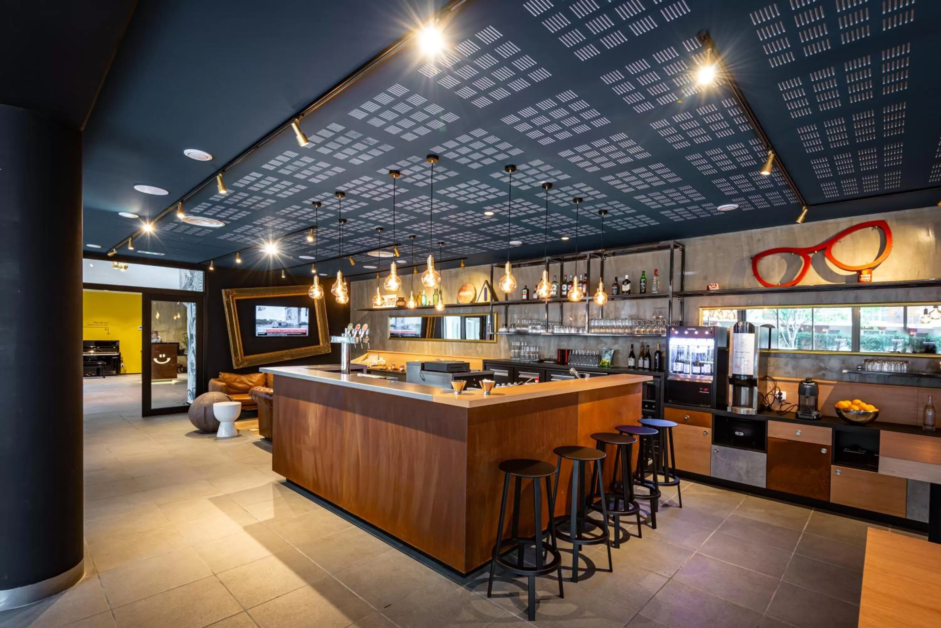 Communal lounge/ TV room in Apparthotel Le Hüb Grenoble