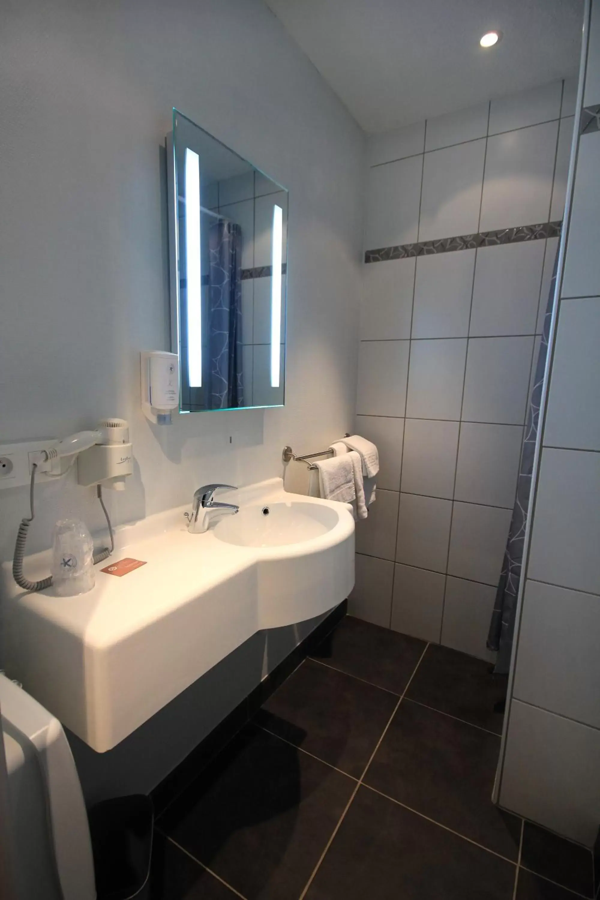 Bathroom in The Originals City, Hôtel Aster, Saint-Avold Nord (Inter-Hotel)