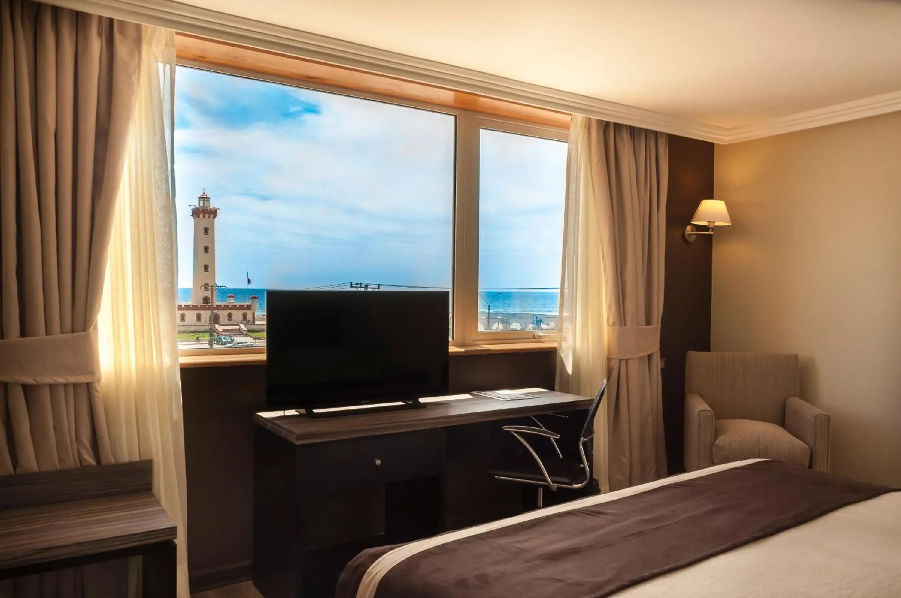 Bed, TV/Entertainment Center in Hotel Diego de Almagro La Serena