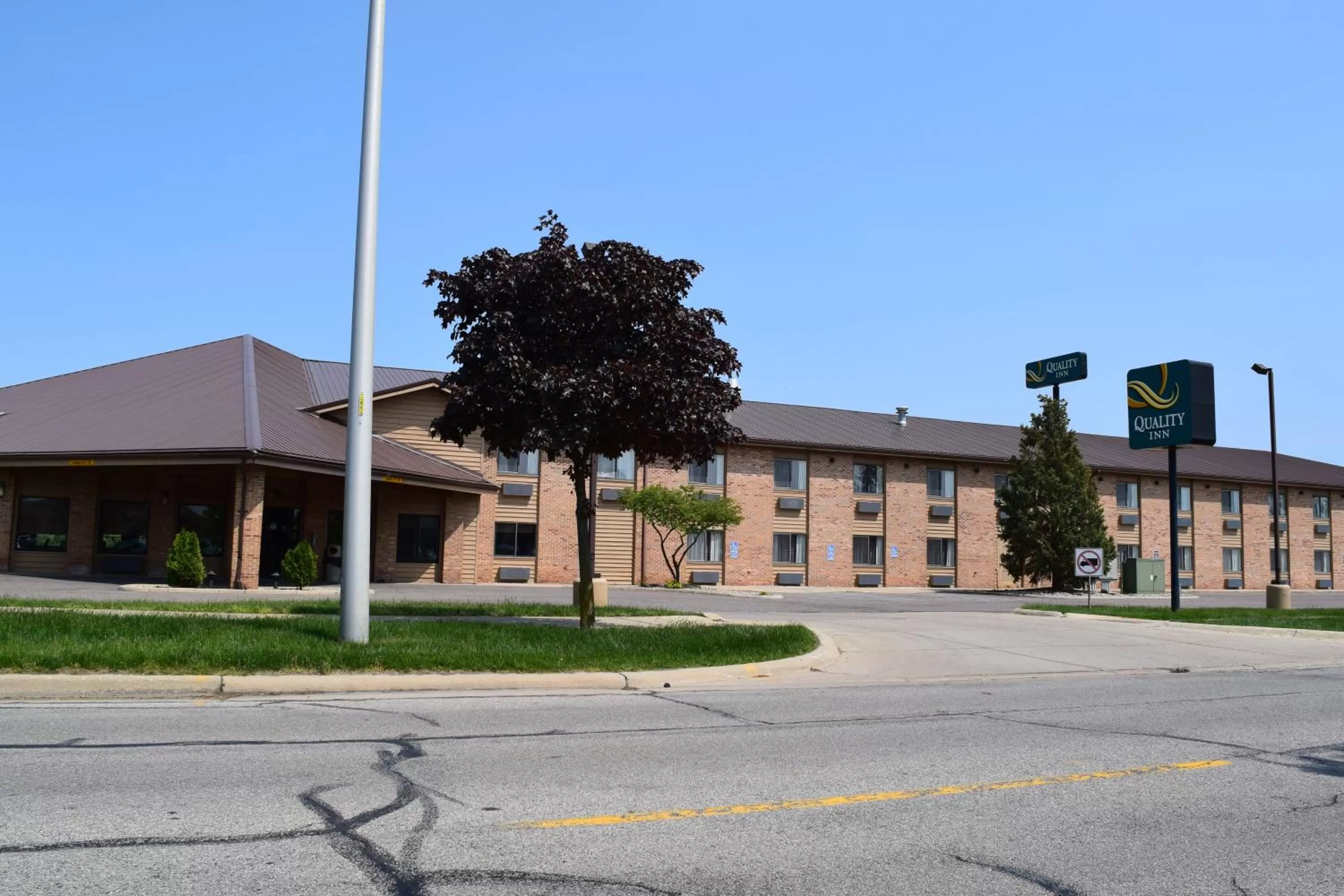 Property building in Quality Inn Dundee