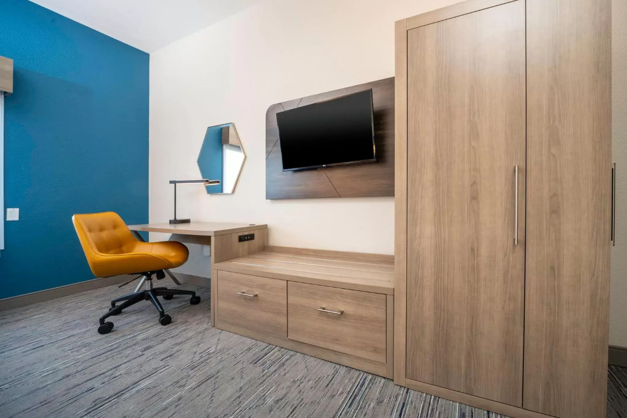 Photo of the whole room, TV/Entertainment Center in Holiday Inn Express and Suites Atlanta-Johns Creek, an IHG Hotel