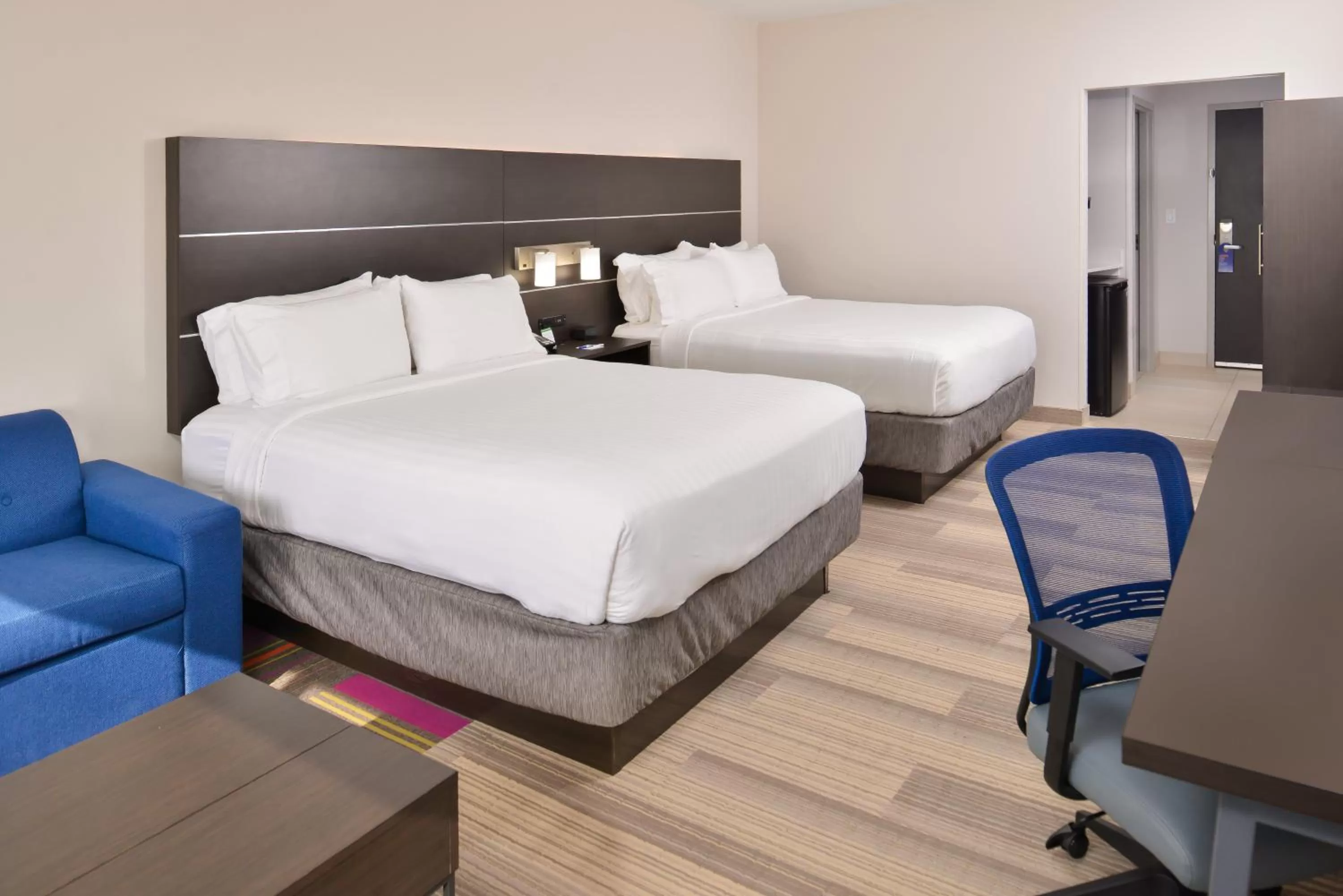 Photo of the whole room, Bed in Holiday Inn Express & Suites - Kansas City - Lee's Summit by IHG