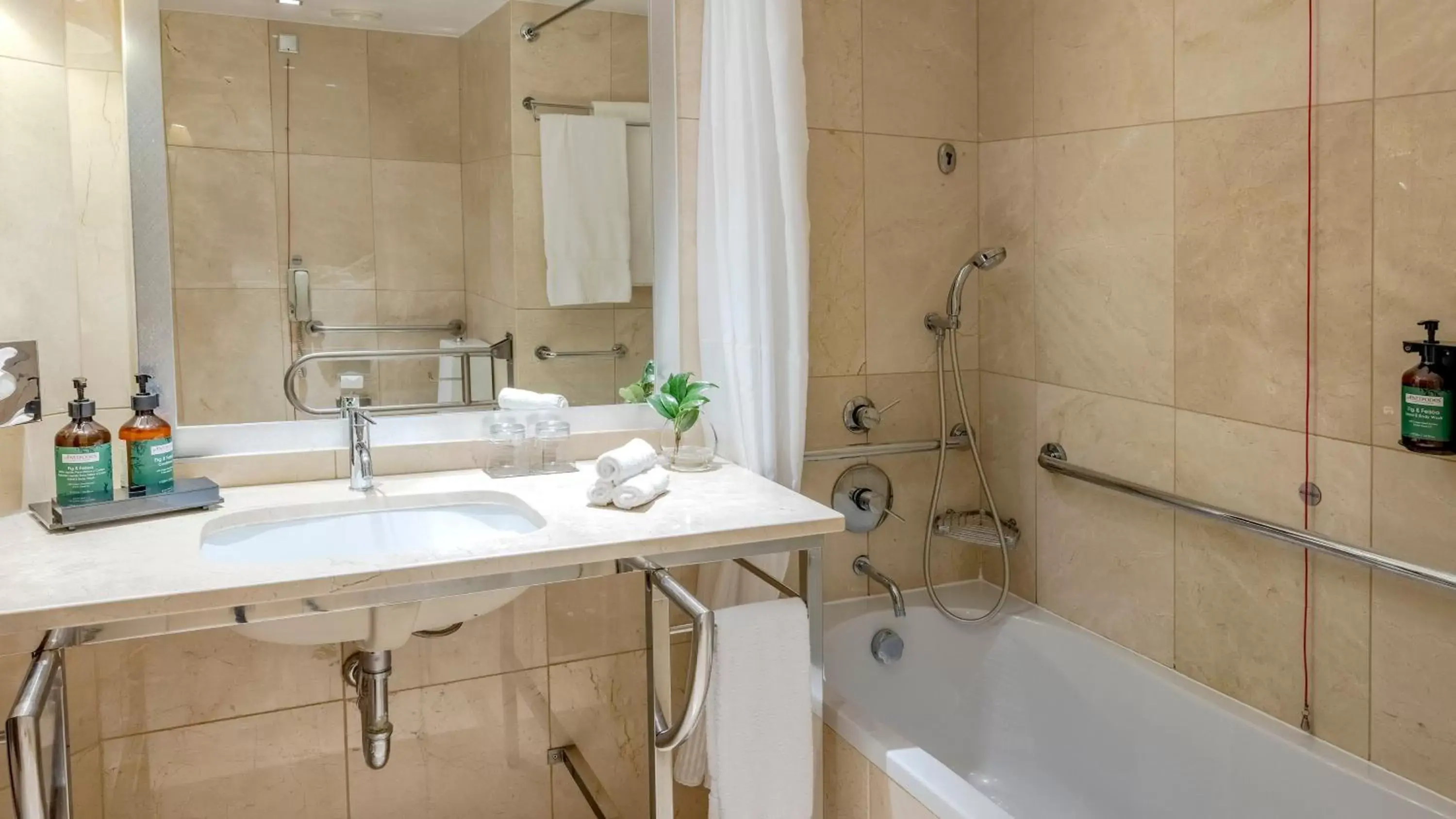 Photo of the whole room, Bathroom in Crowne Plaza Porto, an IHG Hotel