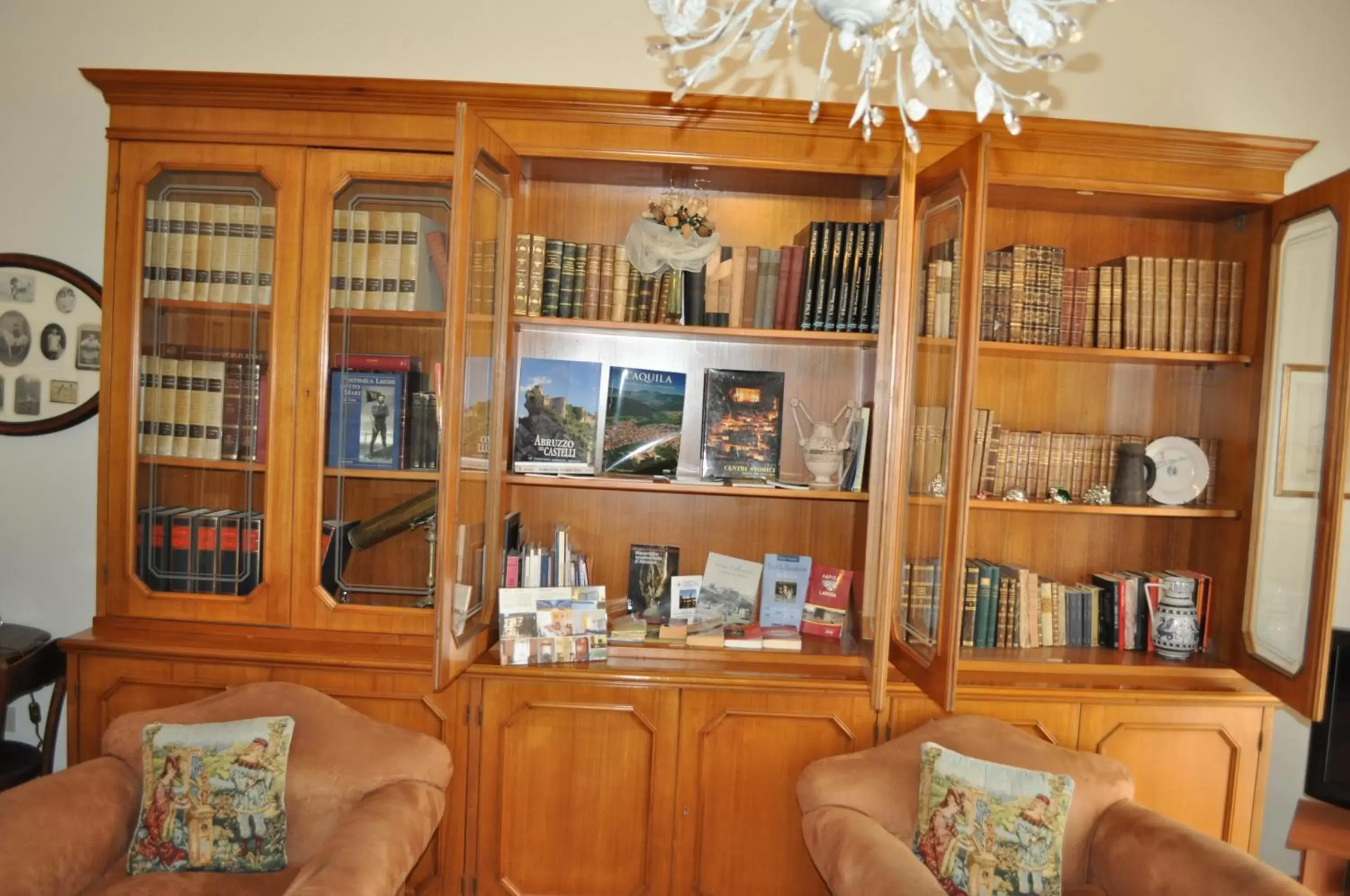 Library in Villa L'Aurora